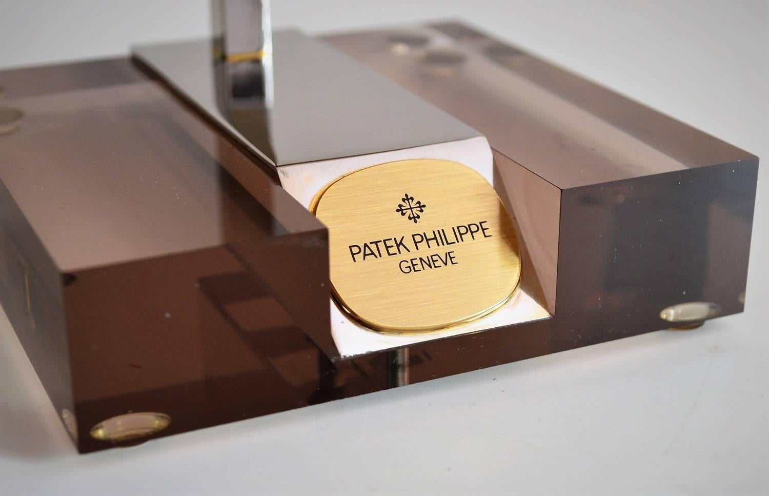 Magnifique miroir de courtoisie lourd en acier inoxydable avec finition en laiton clair et plexiglas lourd. Support avec plaque de nom (logo) indiquant 
