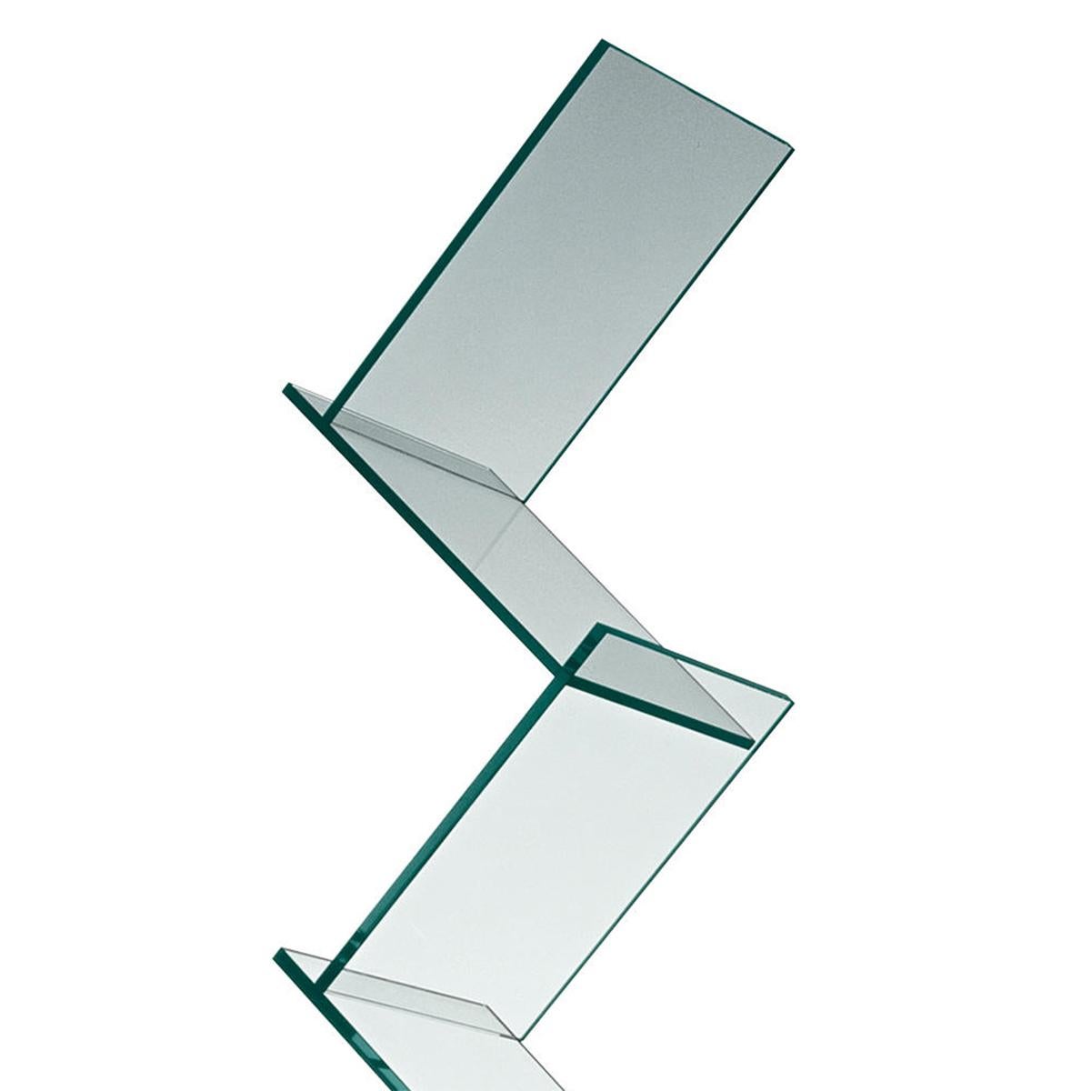 Escalier d'étagère en verre avec toute la structure en verre clair
Avec 6 étagères inclinées. Étagère sur base pivotante.