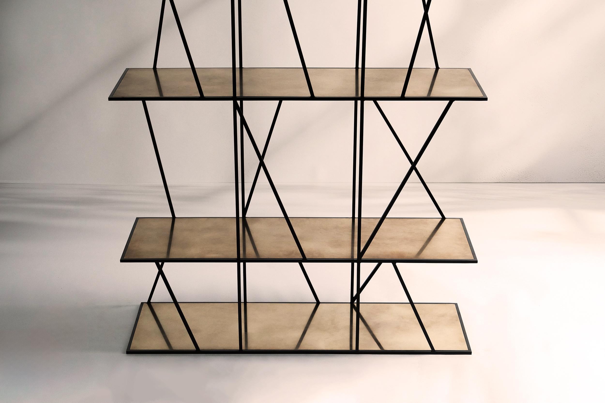 Una scaffalatura in acciaio annerito, ispirata alle strutture dei relitti industriali vittoriani nel fiume Tyne. Realizzato a mano nel Nord su ordinazione. Sono disponibili dimensioni e finiture personalizzate.

Misure: 120 cm (larghezza) x 200 cm