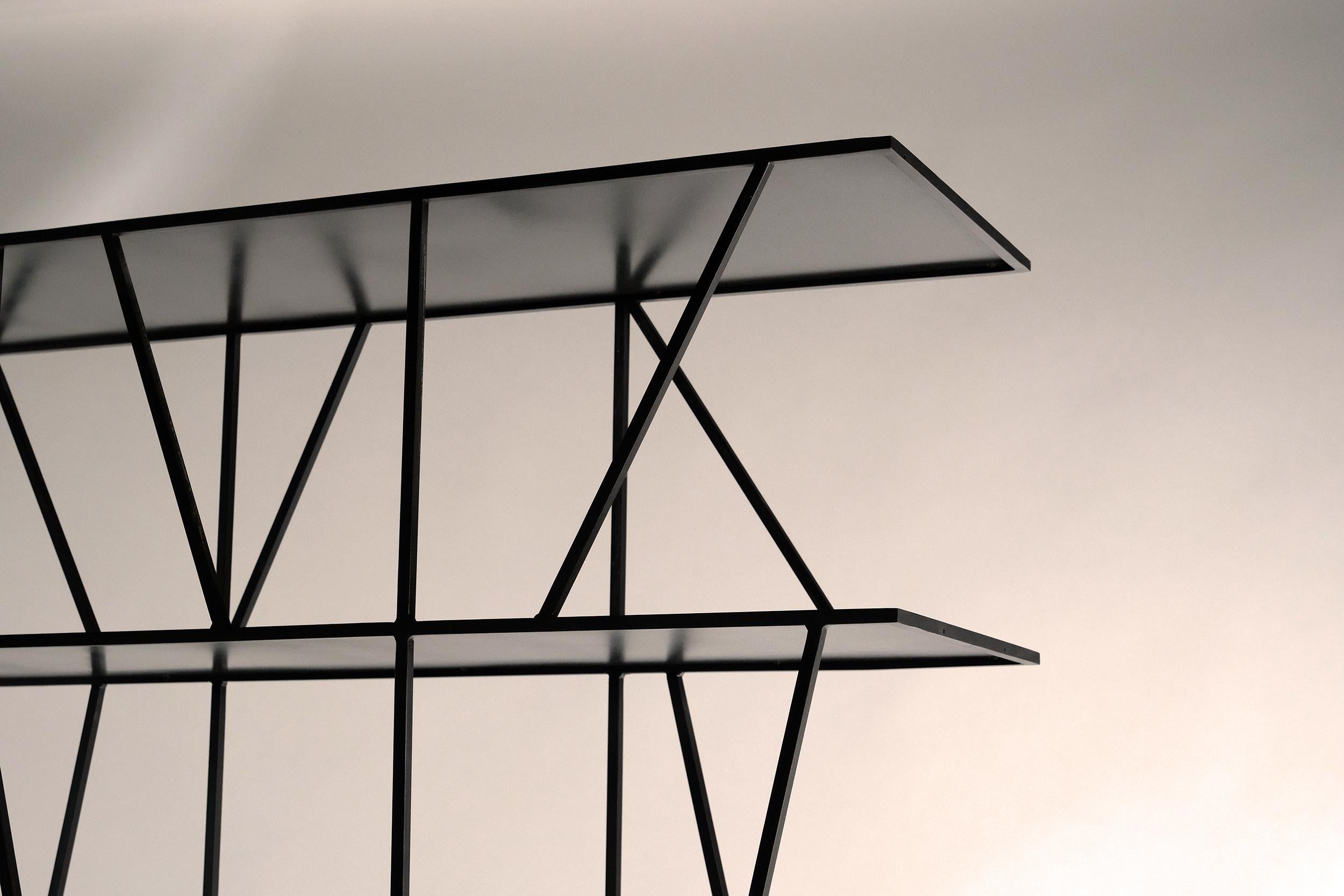 Smaltato Scaffale scultoreo Staiths V2 - Acciaio annerito - Made in Britain in vendita