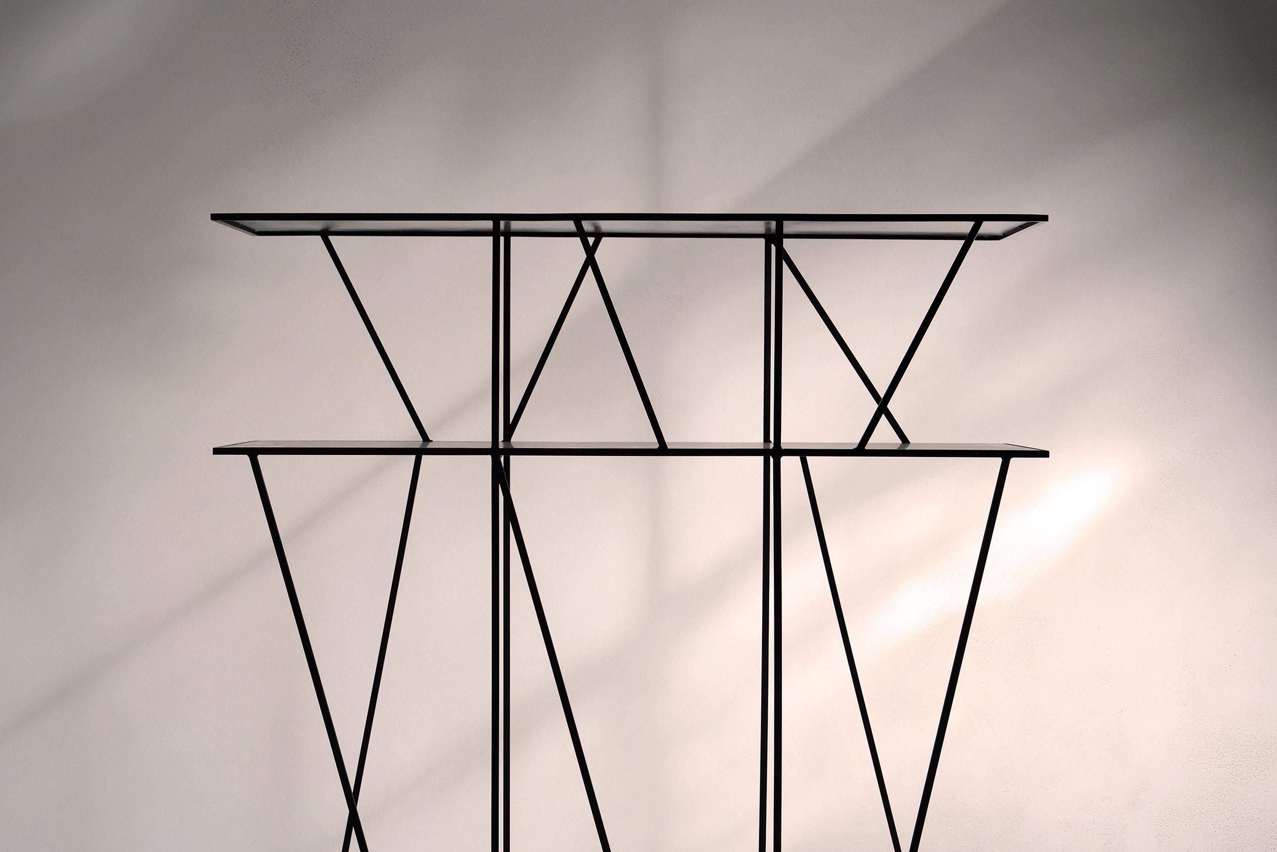 XXI secolo e contemporaneo Scaffale scultoreo Staiths V2 - Acciaio annerito - Made in Britain in vendita