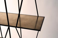 Staiths V2 Skulpturale Regaleinheit - Stahl & patiniertes Messing