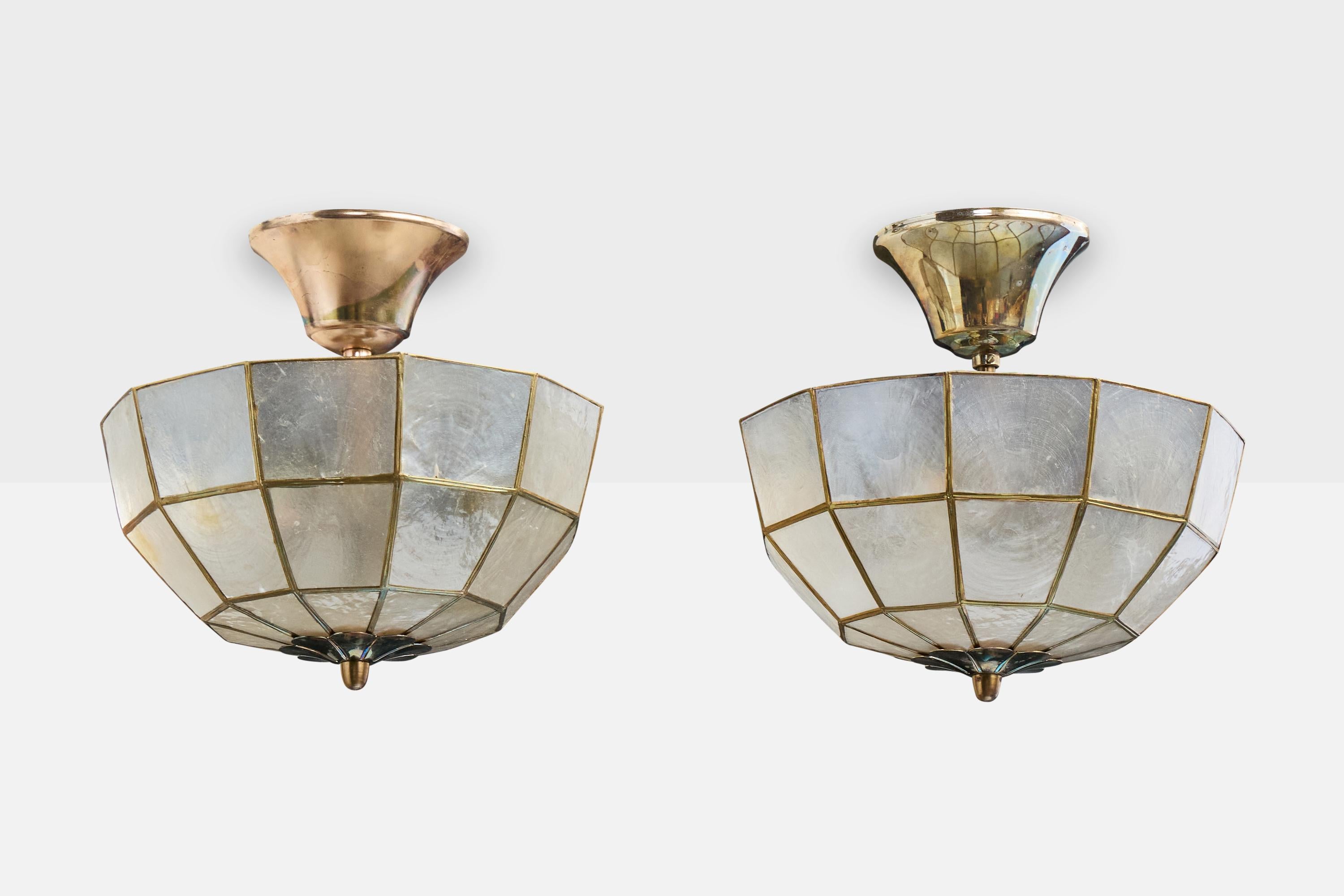 Paire de lampes suspendues en laiton et acrylique produites par Ståks Armatur, Moheda, Suède, c. années 1970.

Dimensions globales (pouces) : 10.0 