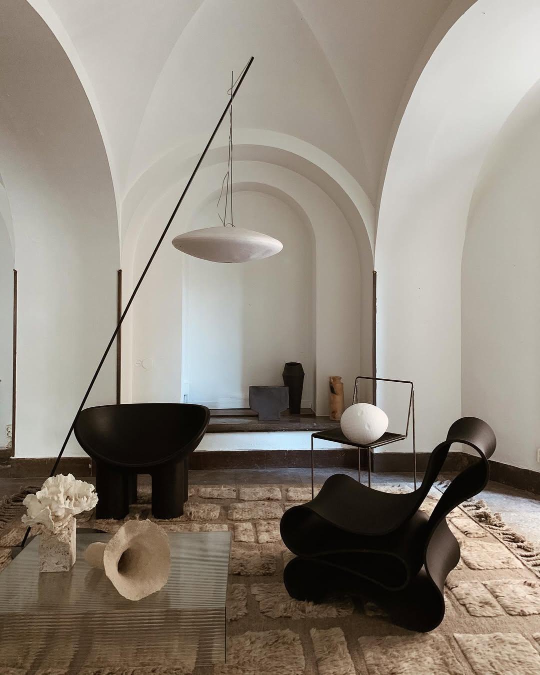 Sedia minimalista di design unico, in ferro nero, con seduta in pelle di Lucas Morten in vendita 1