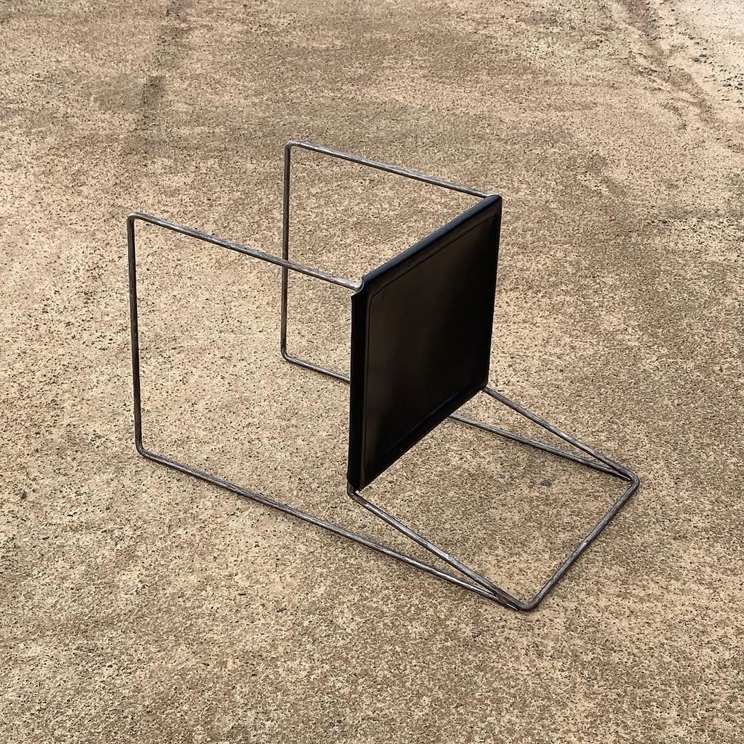 Sedia minimalista di design unico, in ferro nero, con seduta in pelle di Lucas Morten in vendita 2