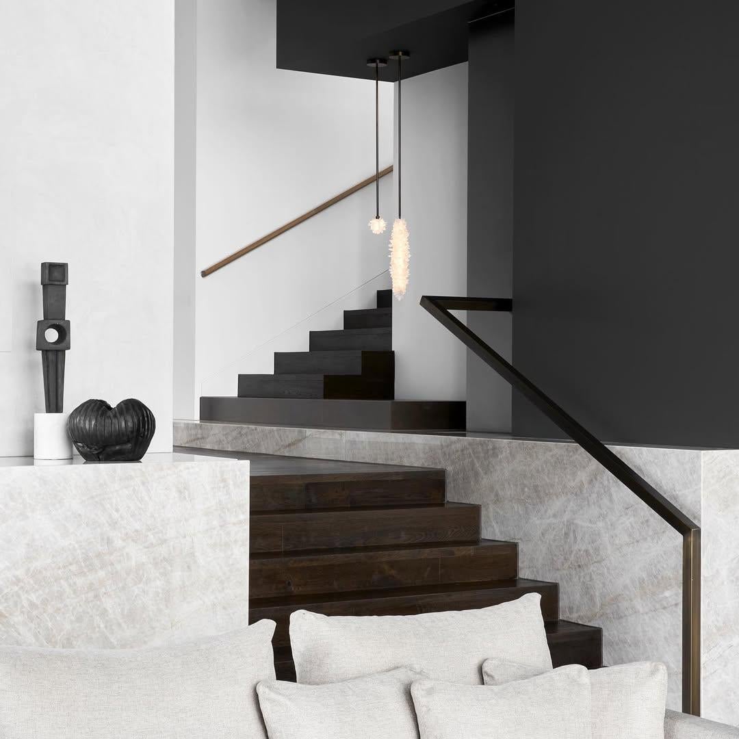 Laiton Lampe à suspension en cristal naturel non taillé en forme de glaçon 45 de Christopher Boots en vente
