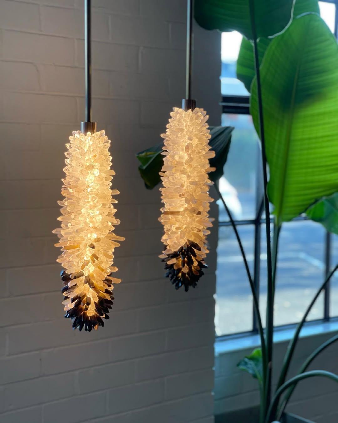 Lampe à suspension en cristal naturel non taillé en forme de glaçon 45 de Christopher Boots en vente 1