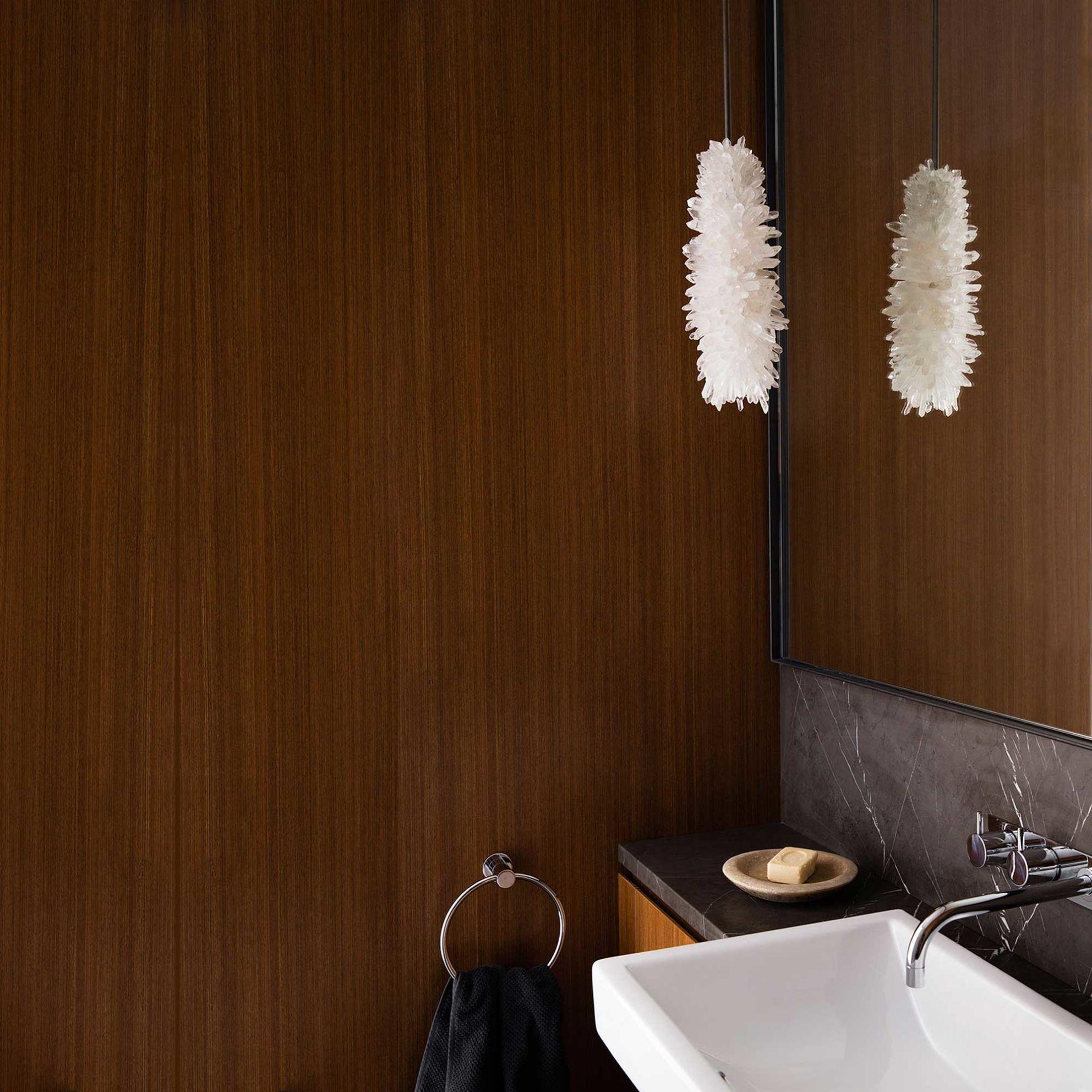 XXIe siècle et contemporain Lampe à suspension en cristal naturel non taillé en forme de glaçon 90 de Christopher Boots en vente