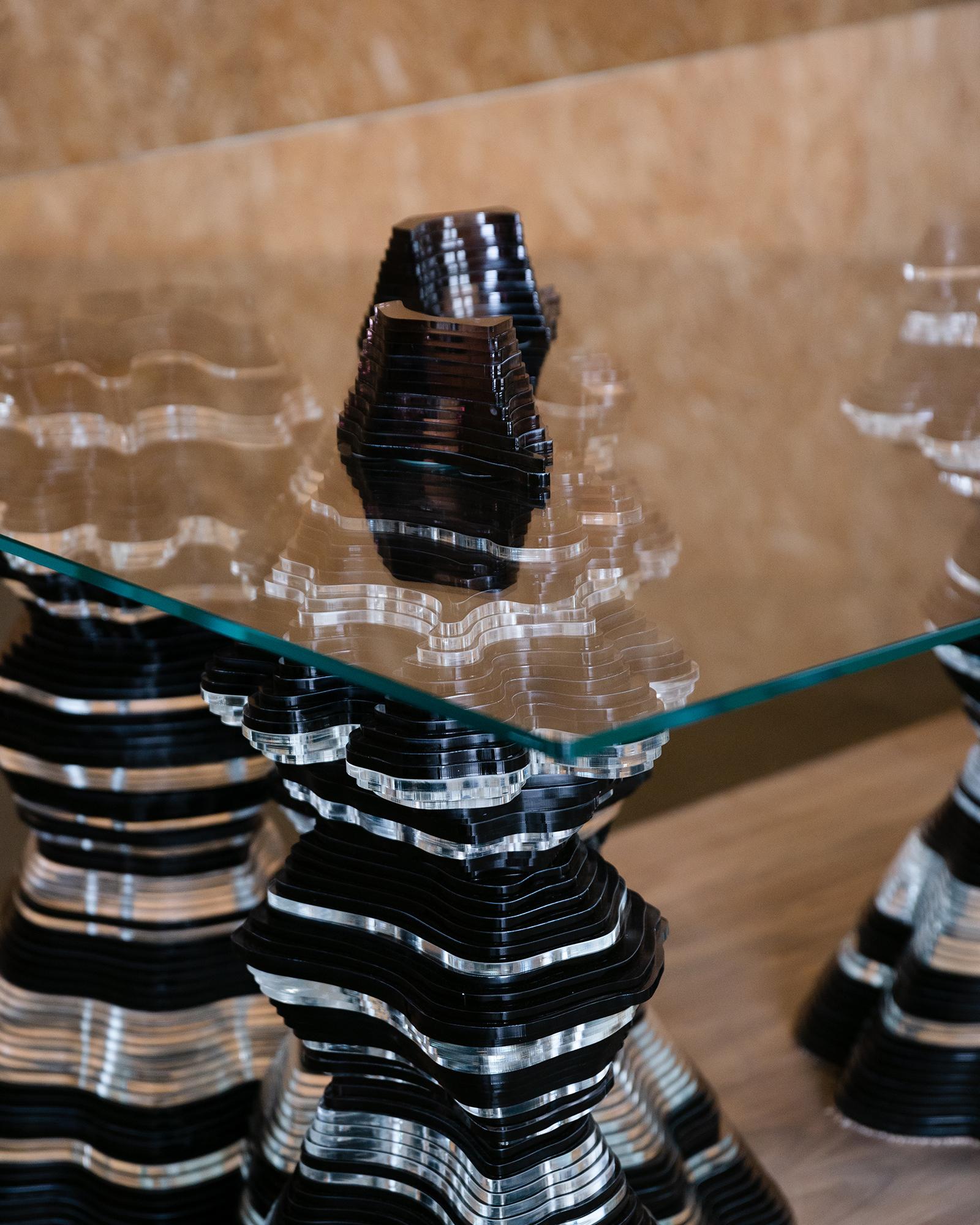 Ein neues, beeindruckendes skulpturales Werk von Christopher Duffy, das von der Nature inspiriert ist und die Formen von hoch aufragenden Stalagmiten aufweist, die das Glas durchbrechen.

Der aus gehärtetem Glas gefertigte und auf 75 cm