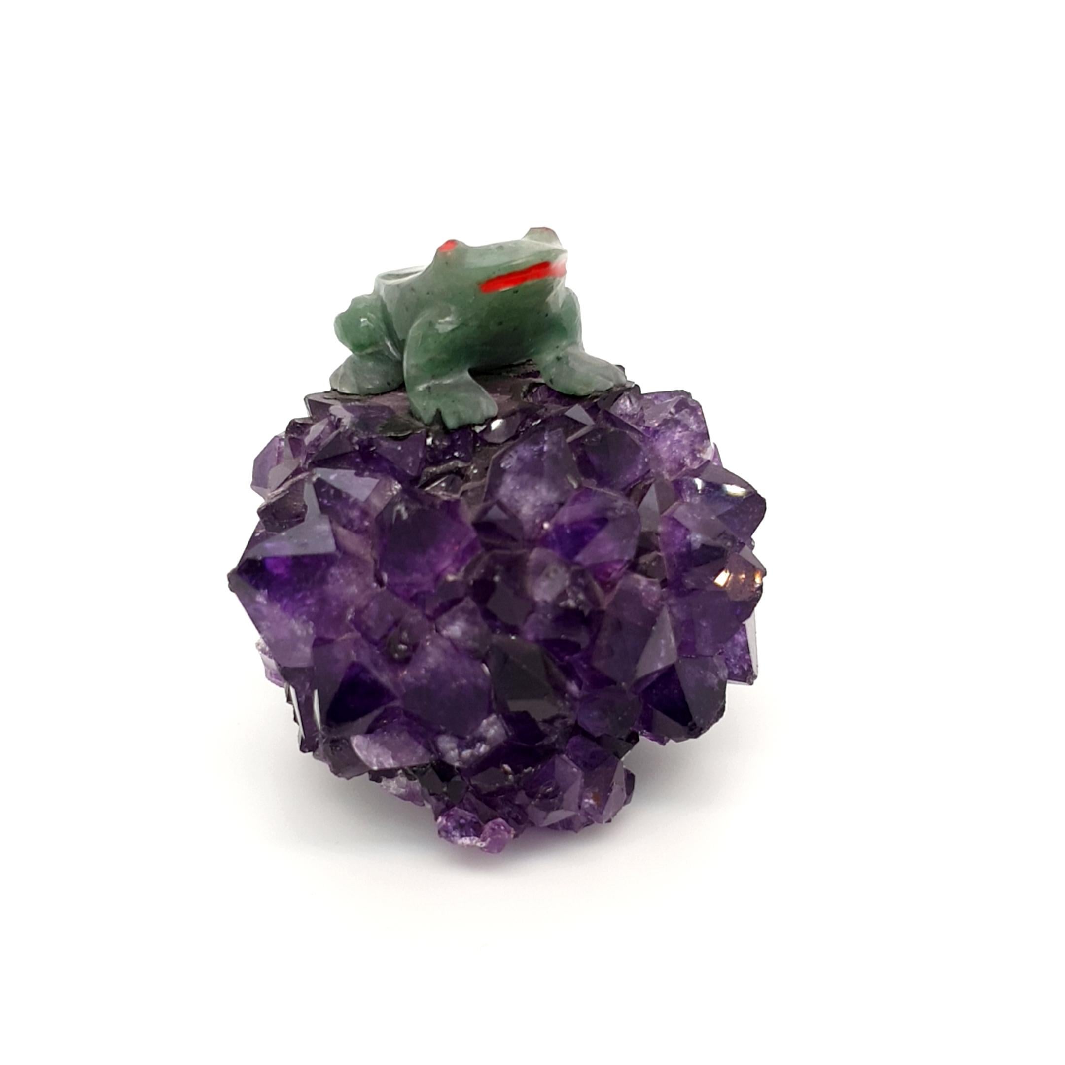 Stalagtit Amethyst mit Nephrit Frosch, Mineralexemplar Kristall (Arts and Crafts) im Angebot