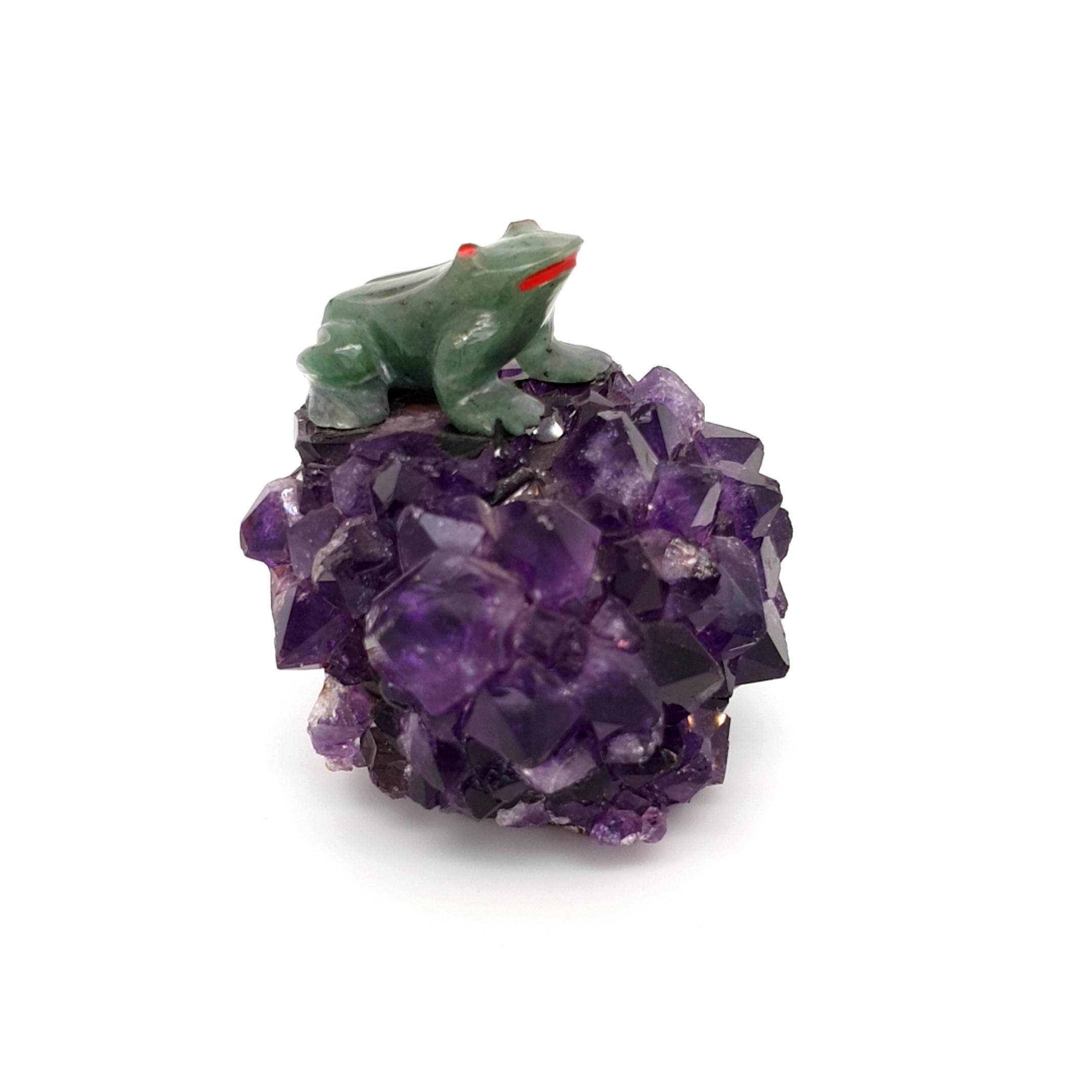 Stalagtit Amethyst mit Nephrit Frosch, Mineralexemplar Kristall (Ungeschliffen) im Angebot