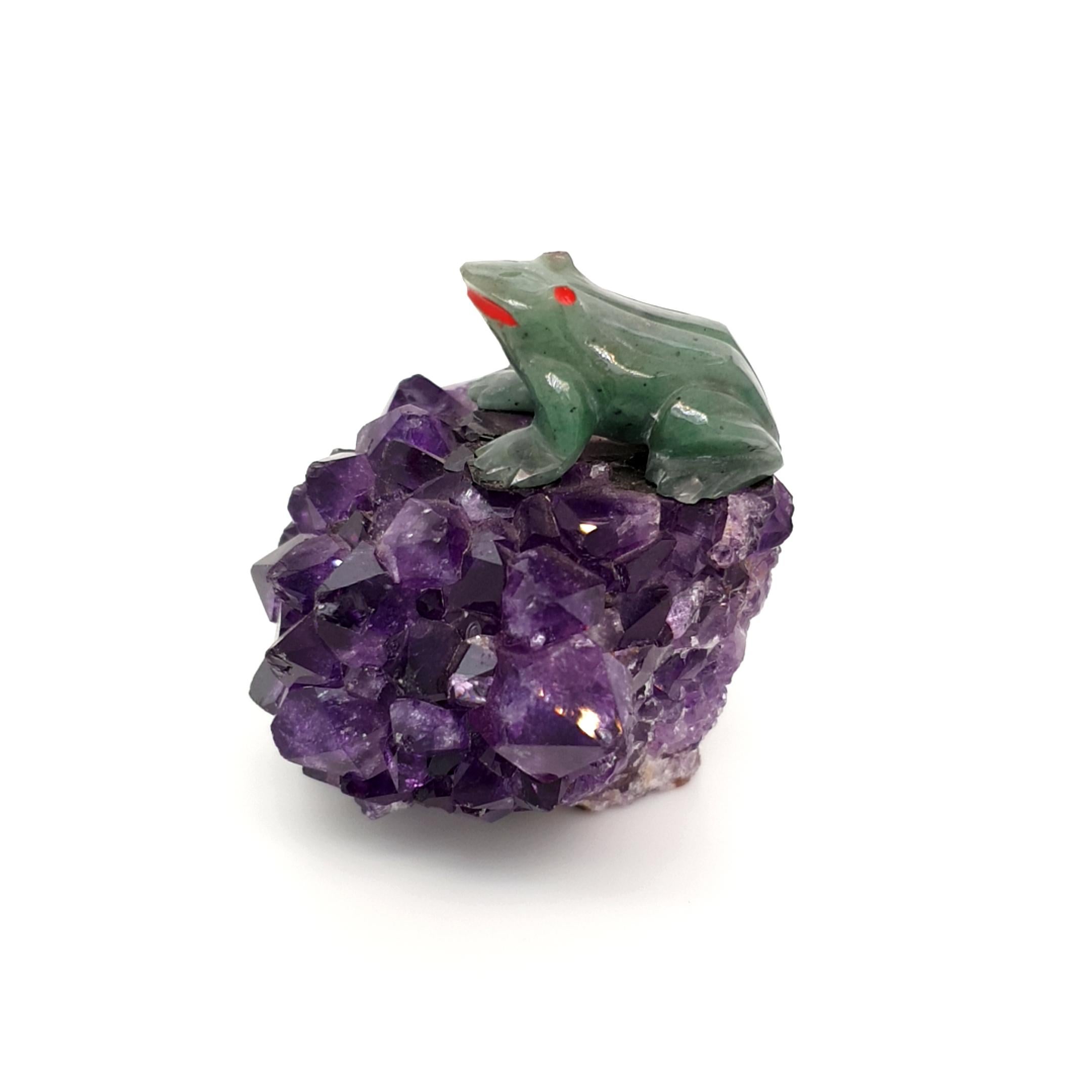 Stalagtit Amethyst mit Nephrit Frosch, Mineralexemplar Kristall im Angebot 1