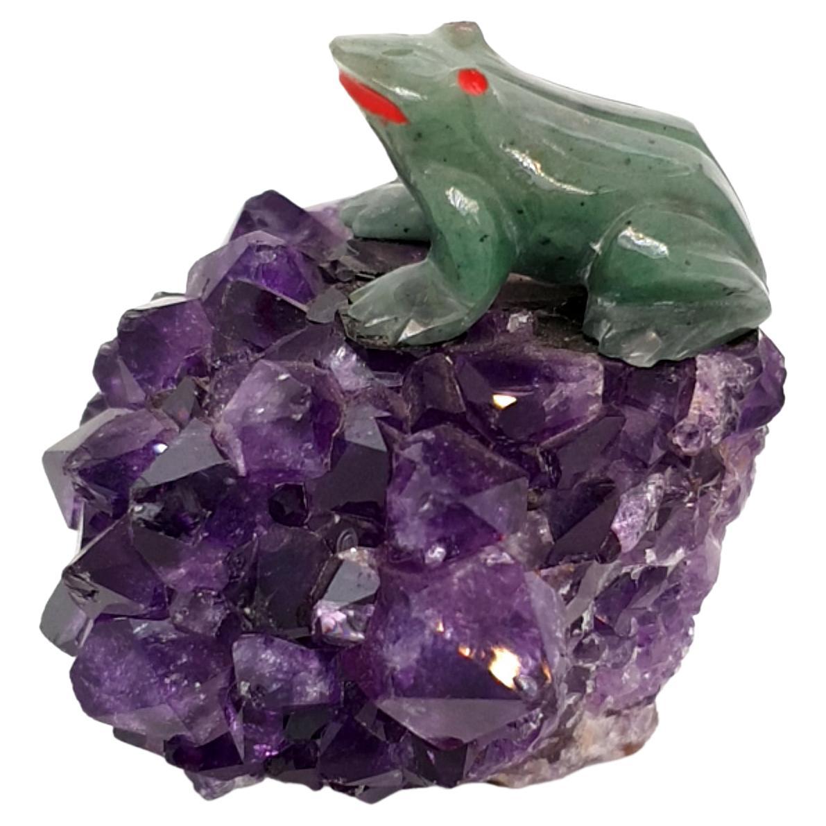 Stalagtit Amethyst mit Nephrit Frosch, Mineralexemplar Kristall im Angebot