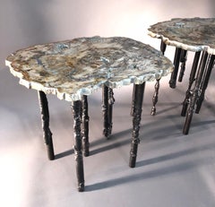 Skulpturaler Tisch aus versteinertem Holz / Stahl, handgefertigt, brutalistischer Akzent, Unikat