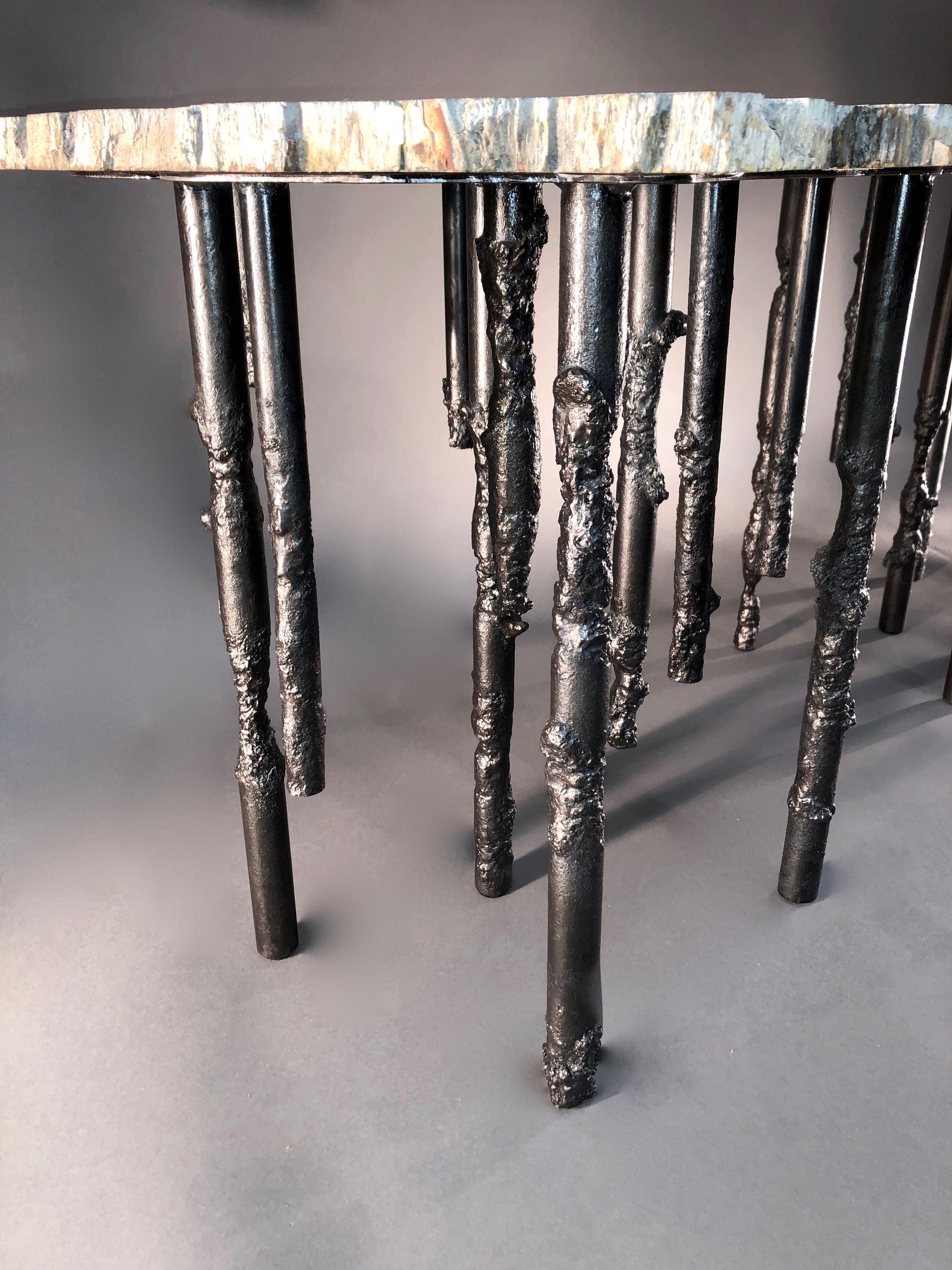 Organique Table d'appoint sculpturale brutaliste en bois pétrifié/acier, unique en son genre, fabriquée à la main en vente