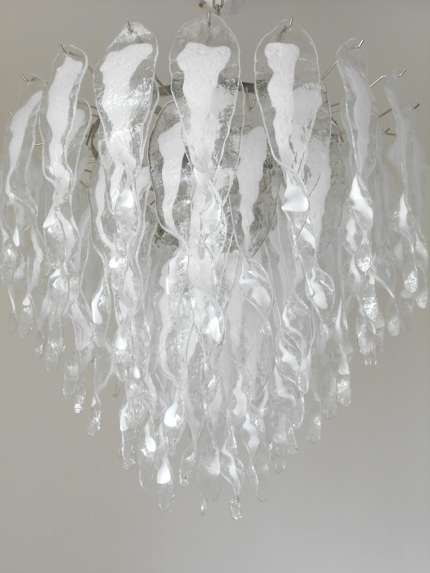 Lámpara italiana de cristal de Murano blanco lechoso y transparente, soplado a mano para formar hermosos cristales colgantes en forma de estalactita, montada en un marco con acabado cromado / Diseñada por Fabio Bergomi para Fabio Ltd, inspirada en