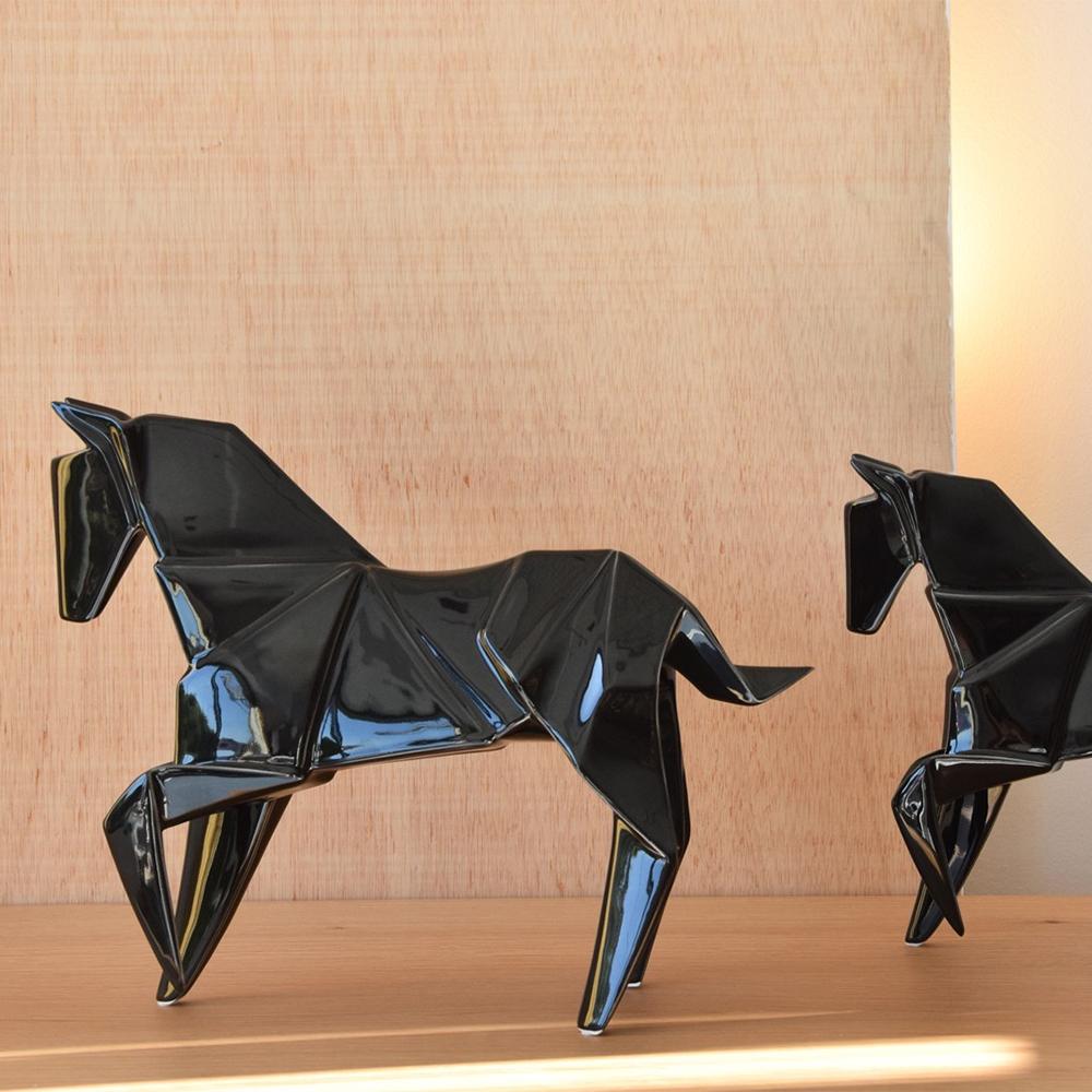 Skulptur Hengst Schwarz 2er Set 
aus Keramik in schwarzer Ausführung.
A/ L35xT09xH27cm.
B/ L42xT11xH32cm.