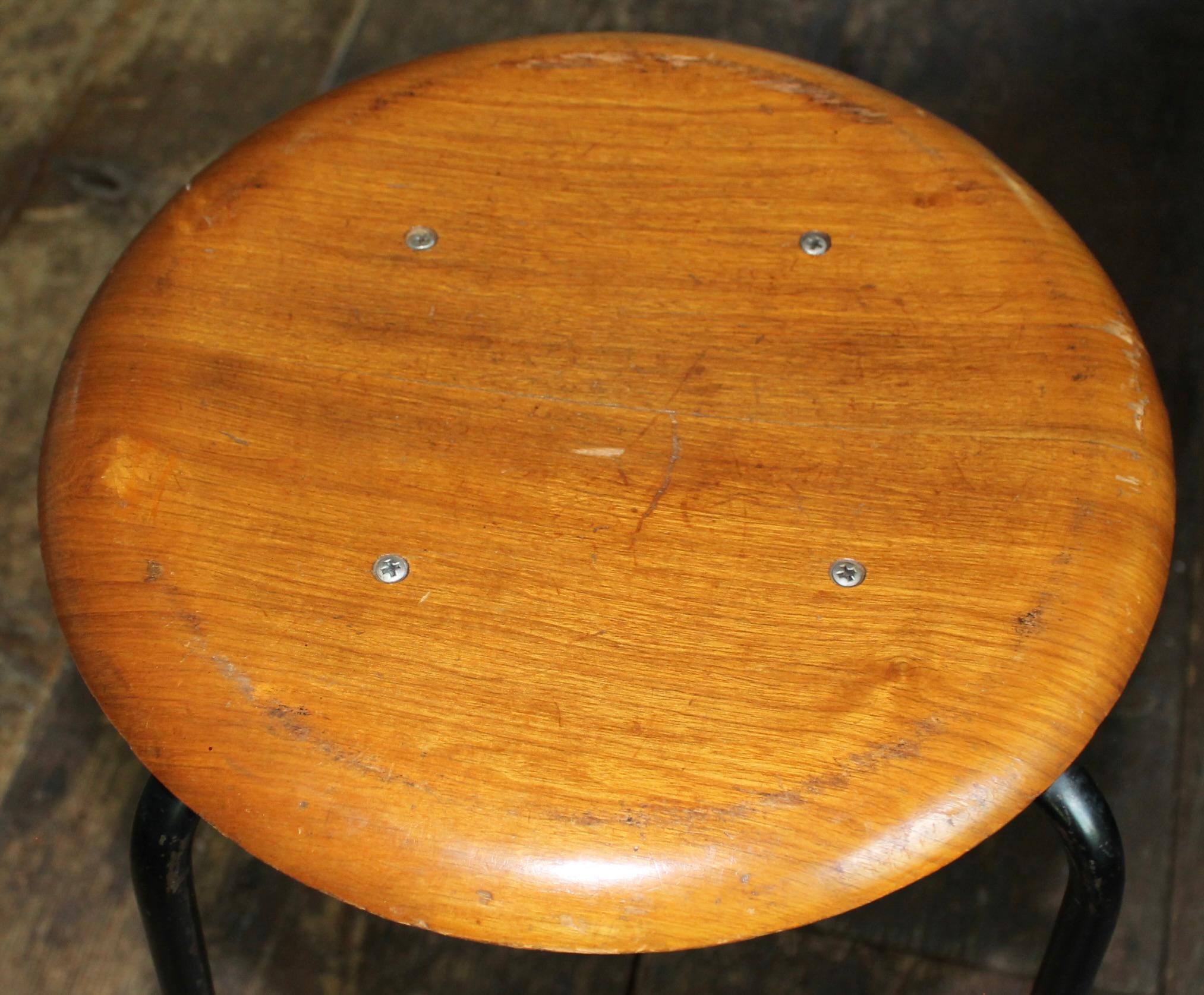 Rara versión de cuatro patas del taburete moderno danés de mediados de siglo. Diámetro del asiento de abedul moldeado: 13