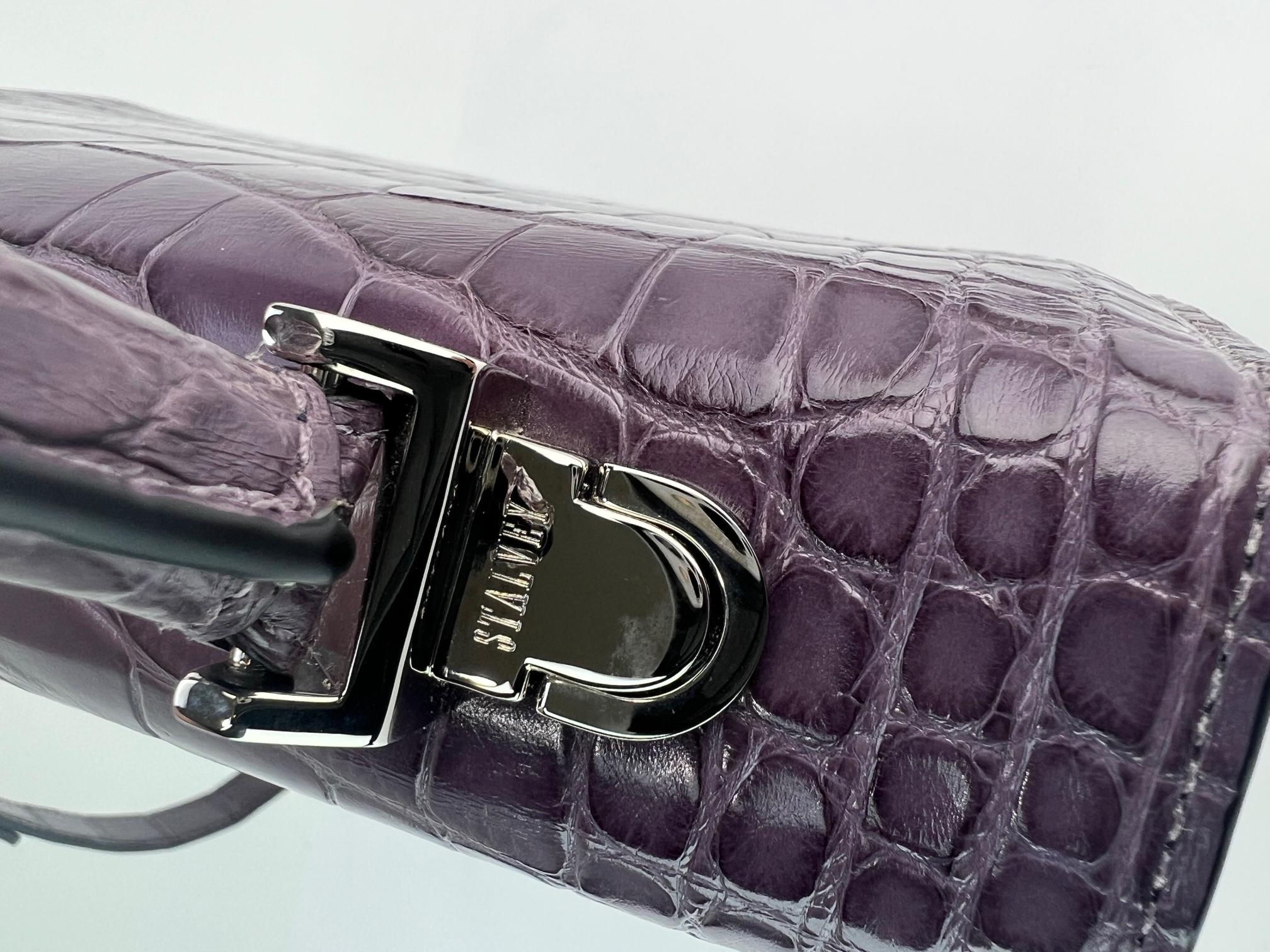 Stalvey Sac à bandoulière en alligator lilas 2,5 avec poignée supérieure, luxe exclusif Pour femmes en vente
