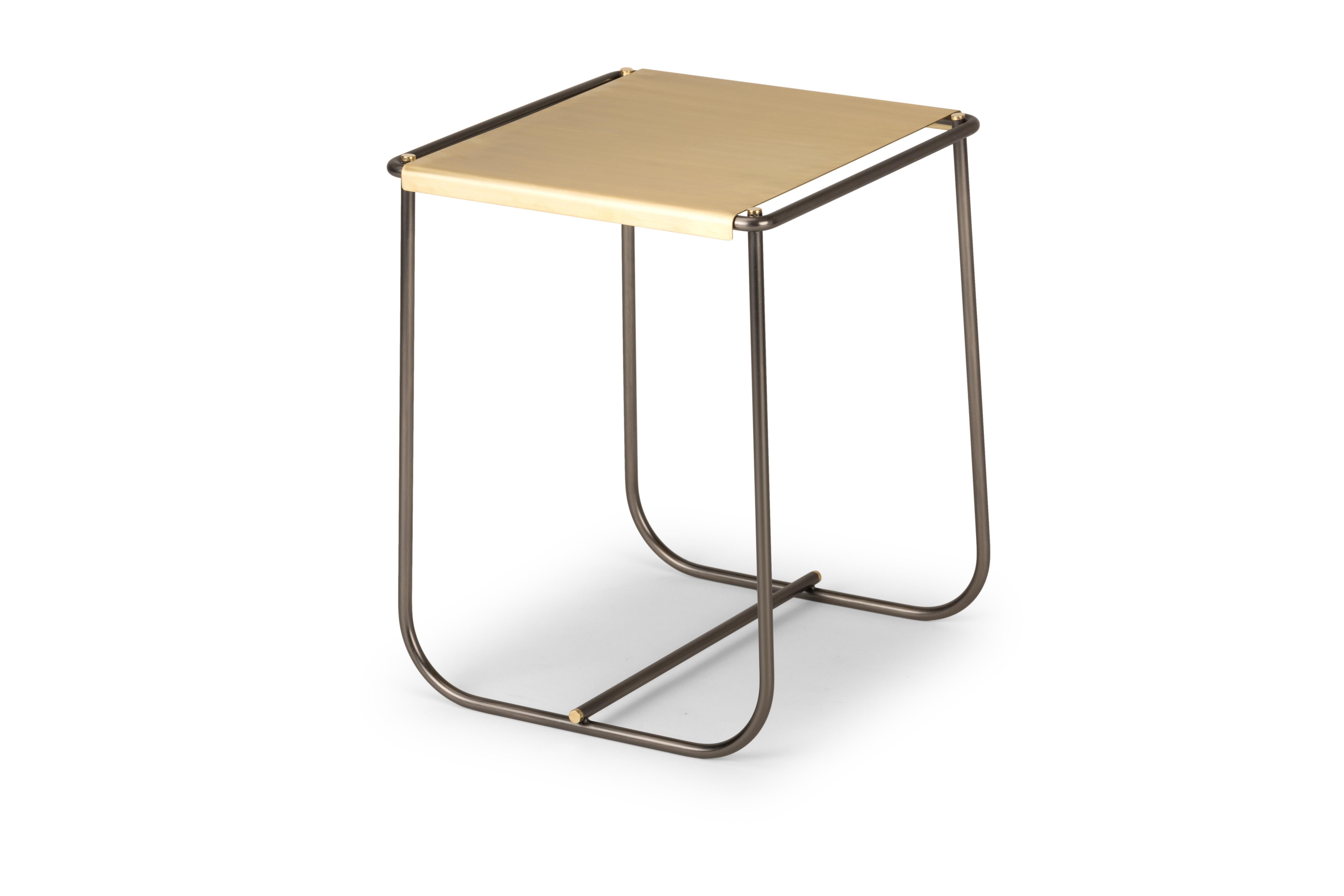 Taburete Stam by Mingardo
Dimensiones: P 37 x An 36,5 x Al 46,5 cm 
Materiales: Estructura de tubo metálico curvado y asiento de latón natural
Peso: 12 kg
También disponible en distintos acabados. 

Un tubo de metal doblado rodea el asiento de