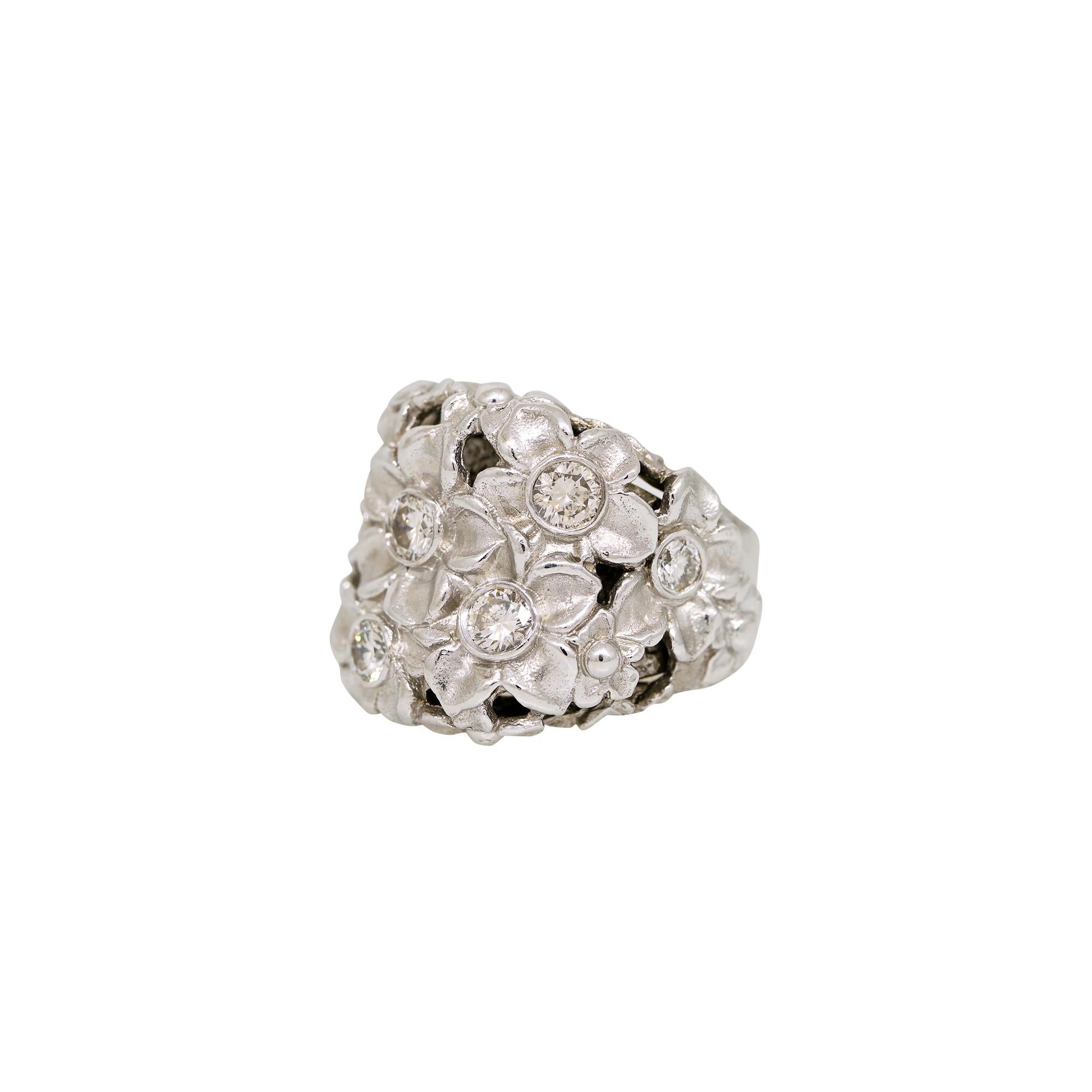 Moderno Anello Fiore con Diamante Taglio Rotondo Nature da 0,60 Carati 18 Carati In Stock in vendita