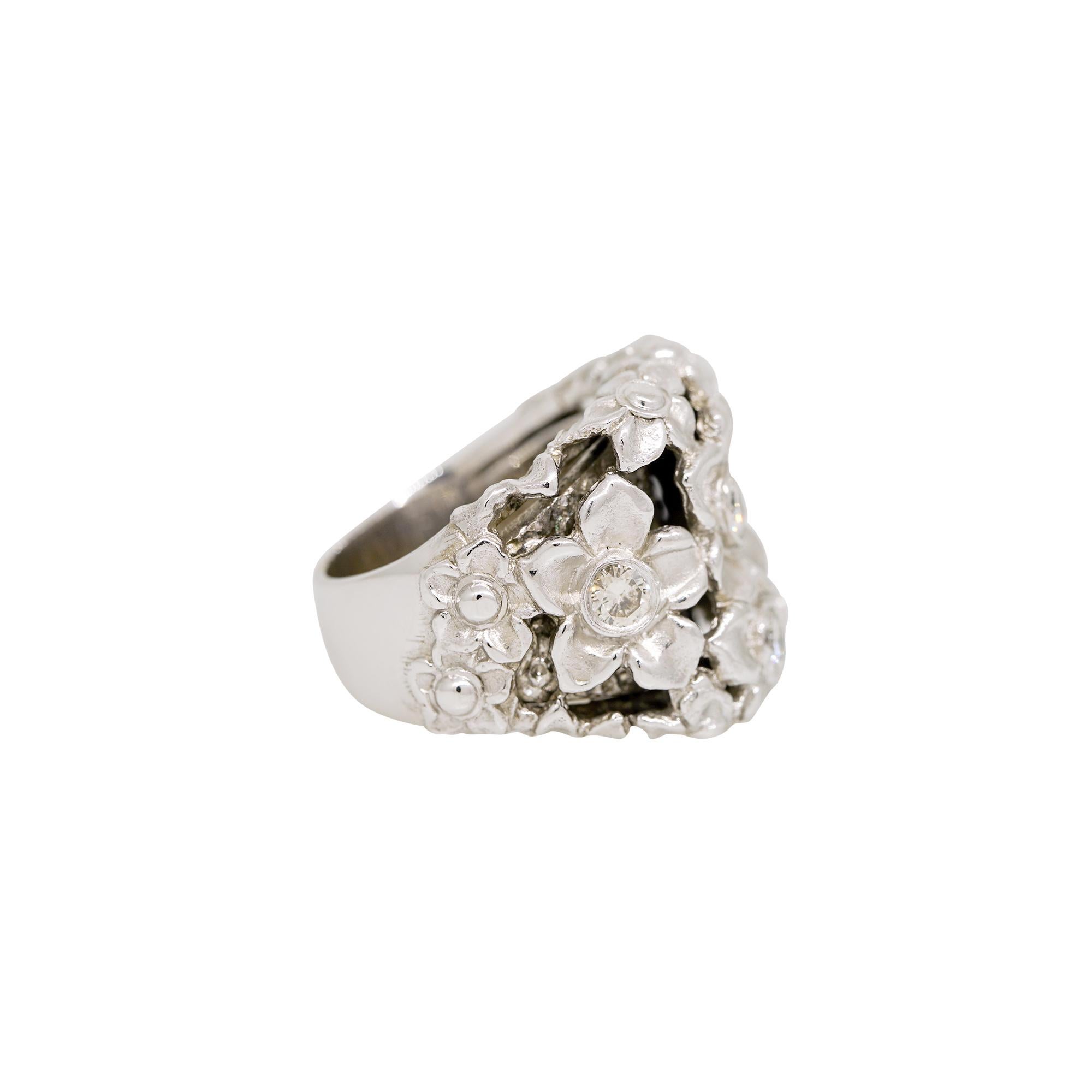 Anello Fiore con Diamante Taglio Rotondo Nature da 0,60 Carati 18 Carati In Stock In condizioni ottime in vendita a Boca Raton, FL