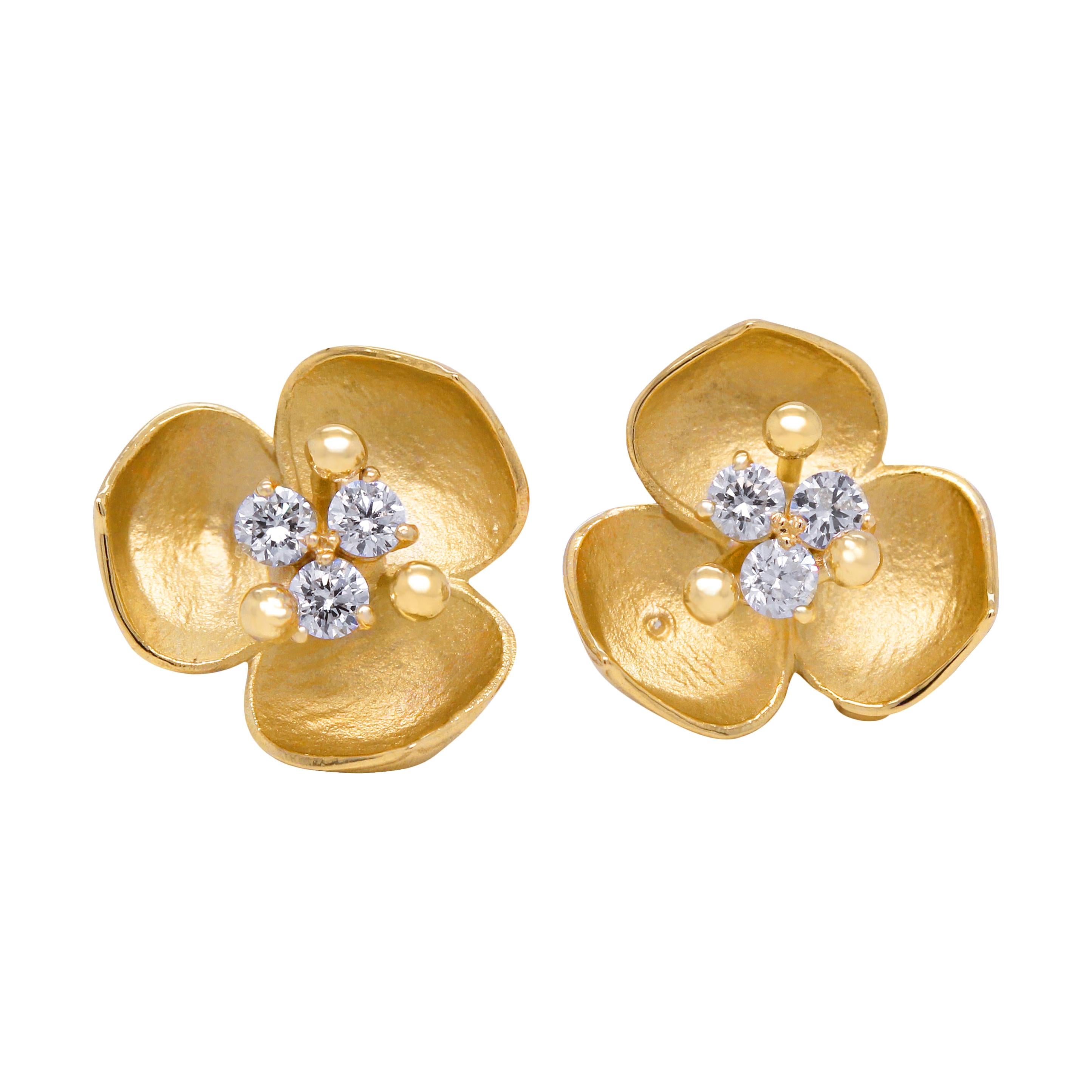 Stambolian Clous d'oreilles à motif floral à trois feuilles en or jaune 18 carats et diamants