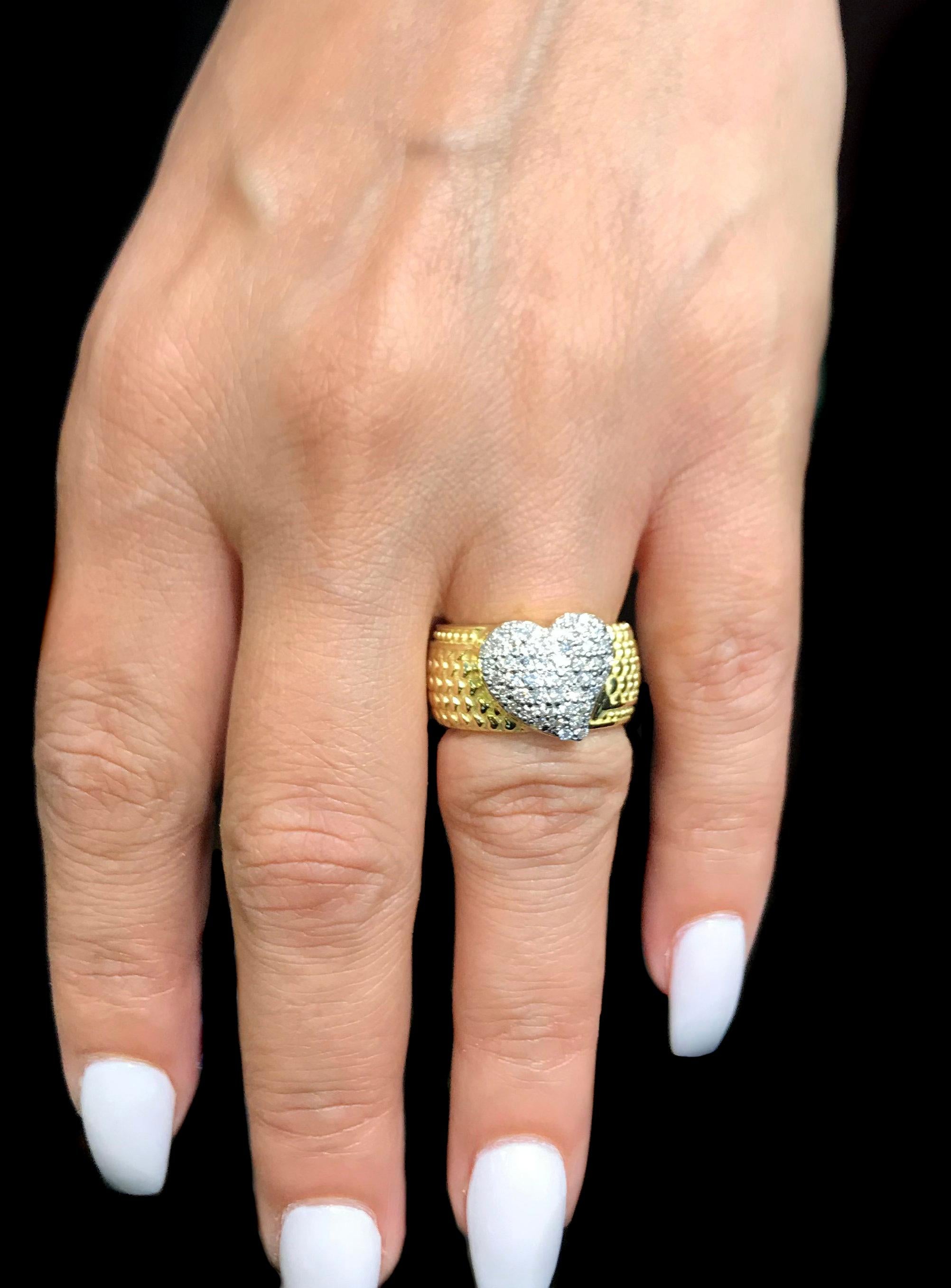 Breiter Herzring aus 18 Karat Gelbgold mit Diamanten vonmbolian im Zustand „Neu“ im Angebot in Boca Raton, FL