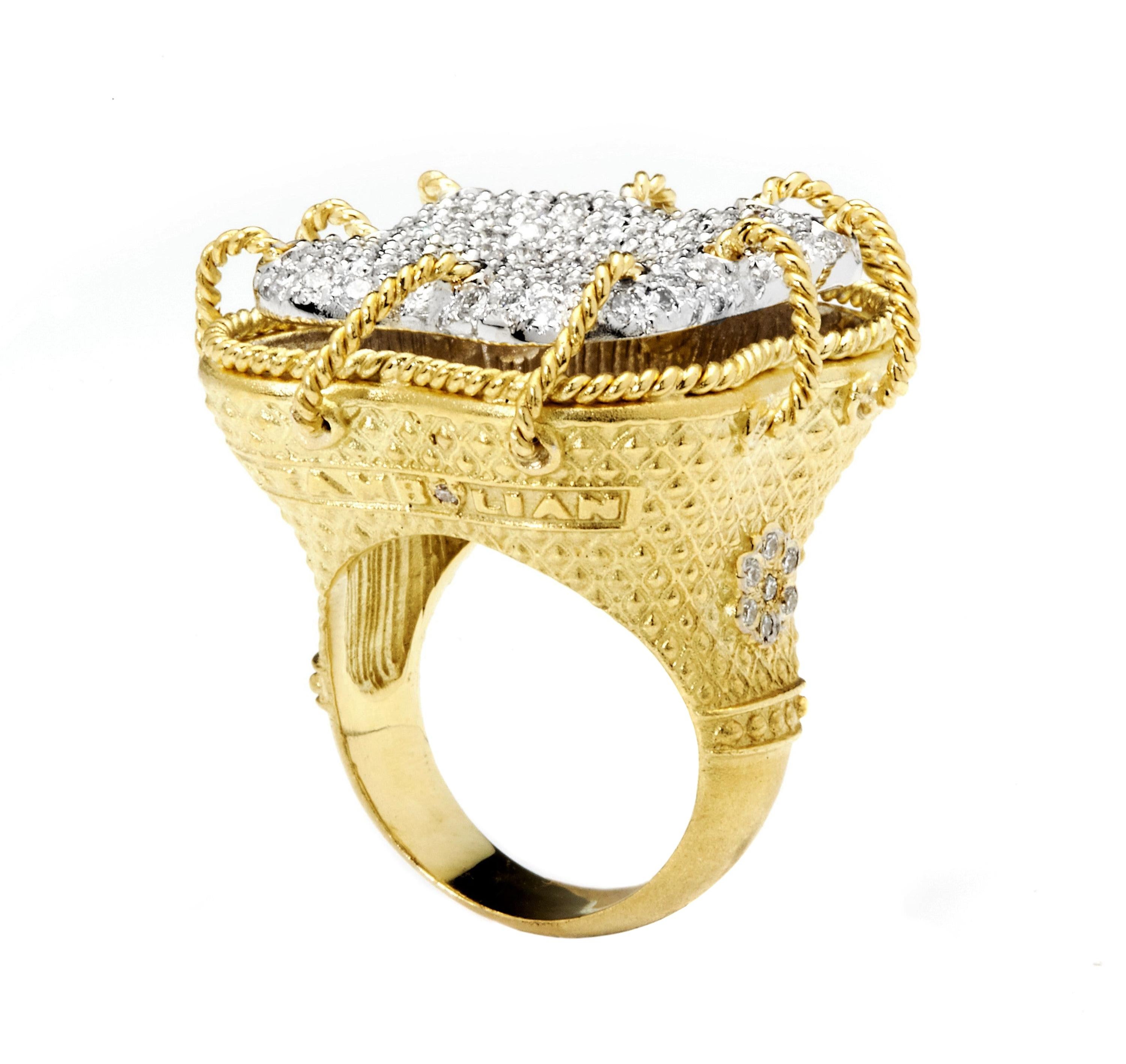 Stambolian 18 Karat Gelb Weißgold Pavé Set Diamanten Große Kuppel Cocktail Ring

Dieser Ring ist aus der Stambolian-Kollektion 