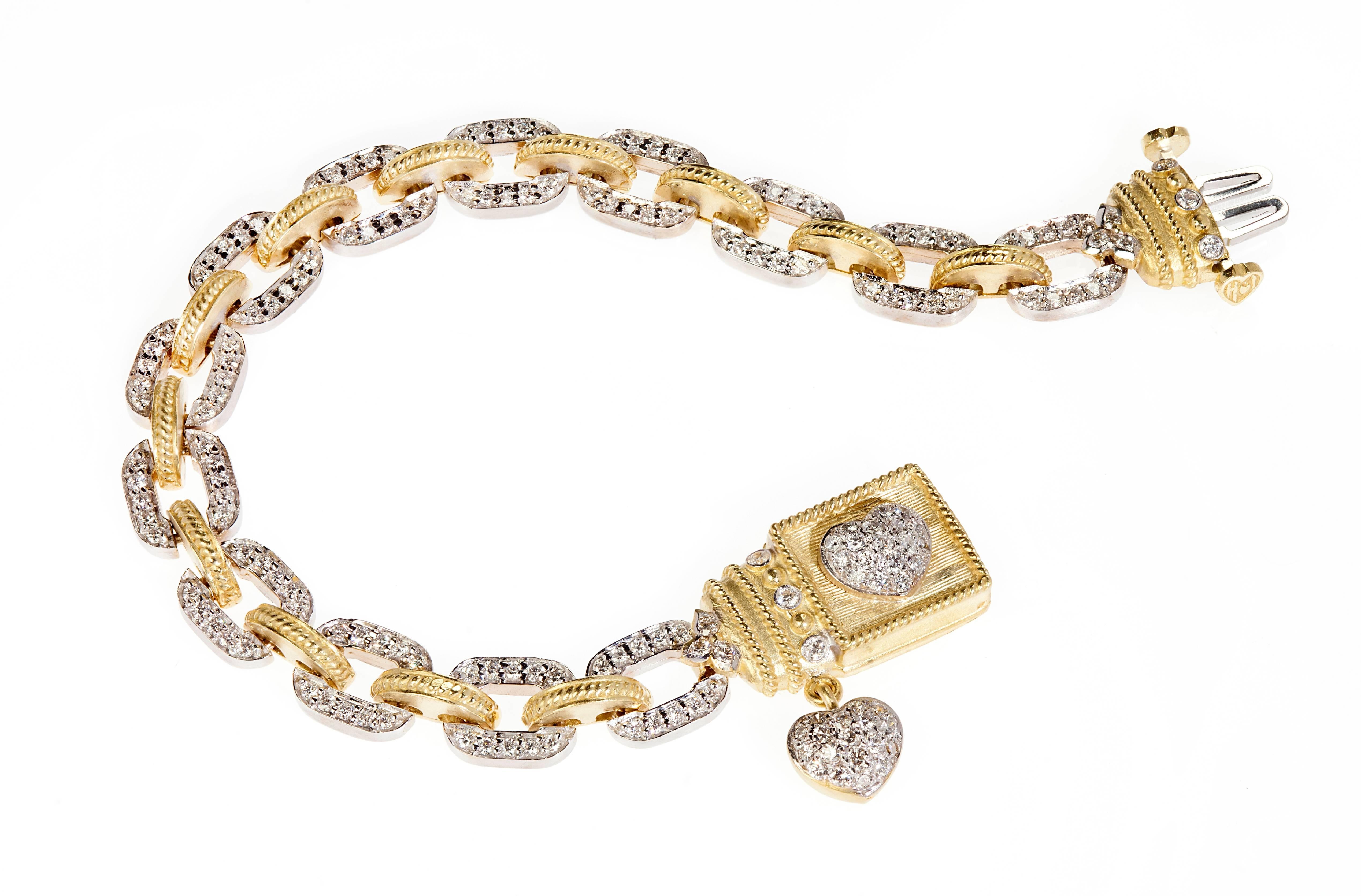 Bracelet Stambolian en or jaune 18 carats à deux tons avec diamants et coeurs

Les maillons du bracelet sont en or blanc et jaune alternés. Les maillons en or blanc sont sertis de diamants sur un côté.

2.30ct. environ Diamants de couleur G et de