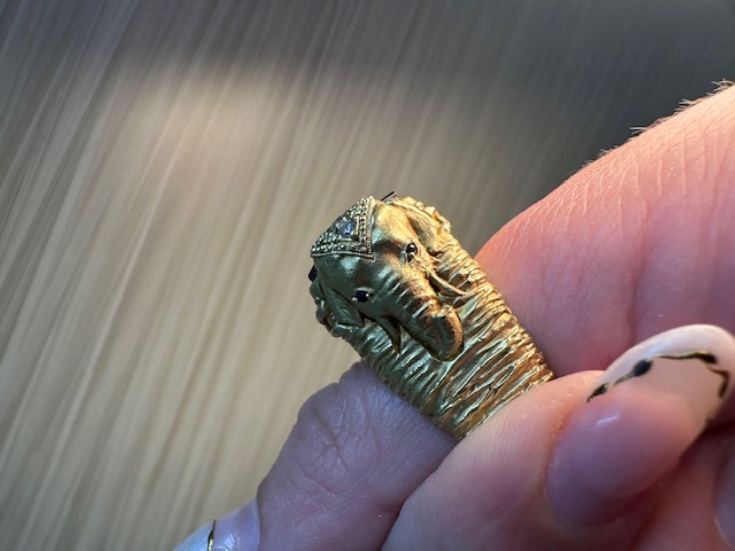Majestic Beauty - Anello con tanzanite da 18,17 carati, diamanti da 0,43 carati e design con accenti di elefante
Questo straordinario anello con tanzanite da 18,17 carati è un vero simbolo di eleganza e forza. La gemma blu-viola è splendidamente