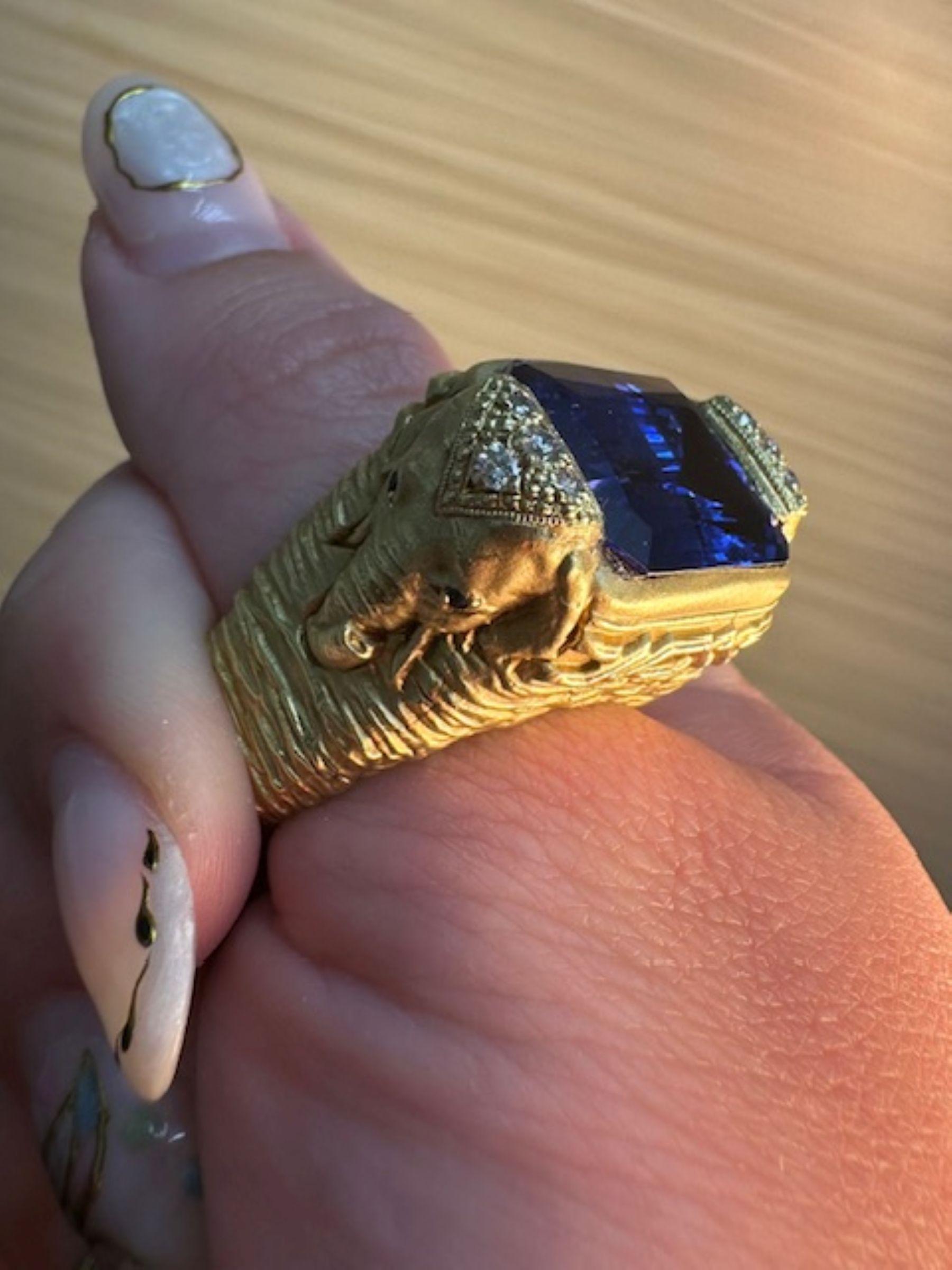 Contemporaneo Stambolian - Anello di tanzanite da 18,17 carati con diamanti da 0,43 carati e accenti di elefante in vendita