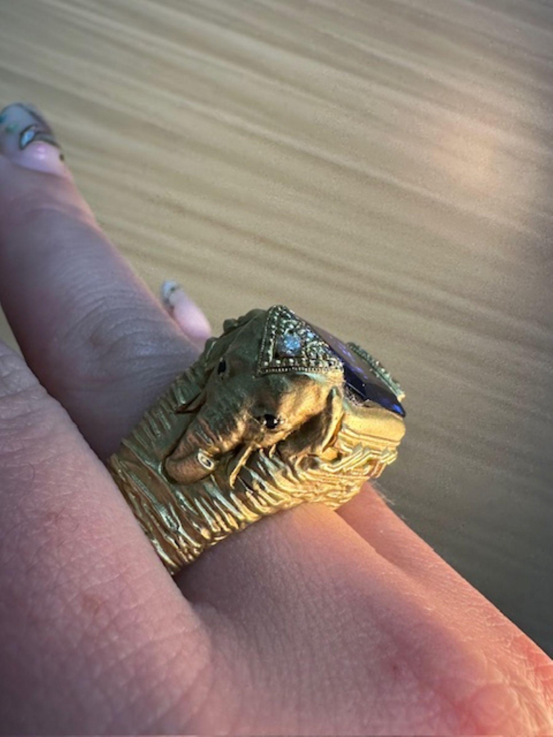Taglio smeraldo Stambolian - Anello di tanzanite da 18,17 carati con diamanti da 0,43 carati e accenti di elefante in vendita