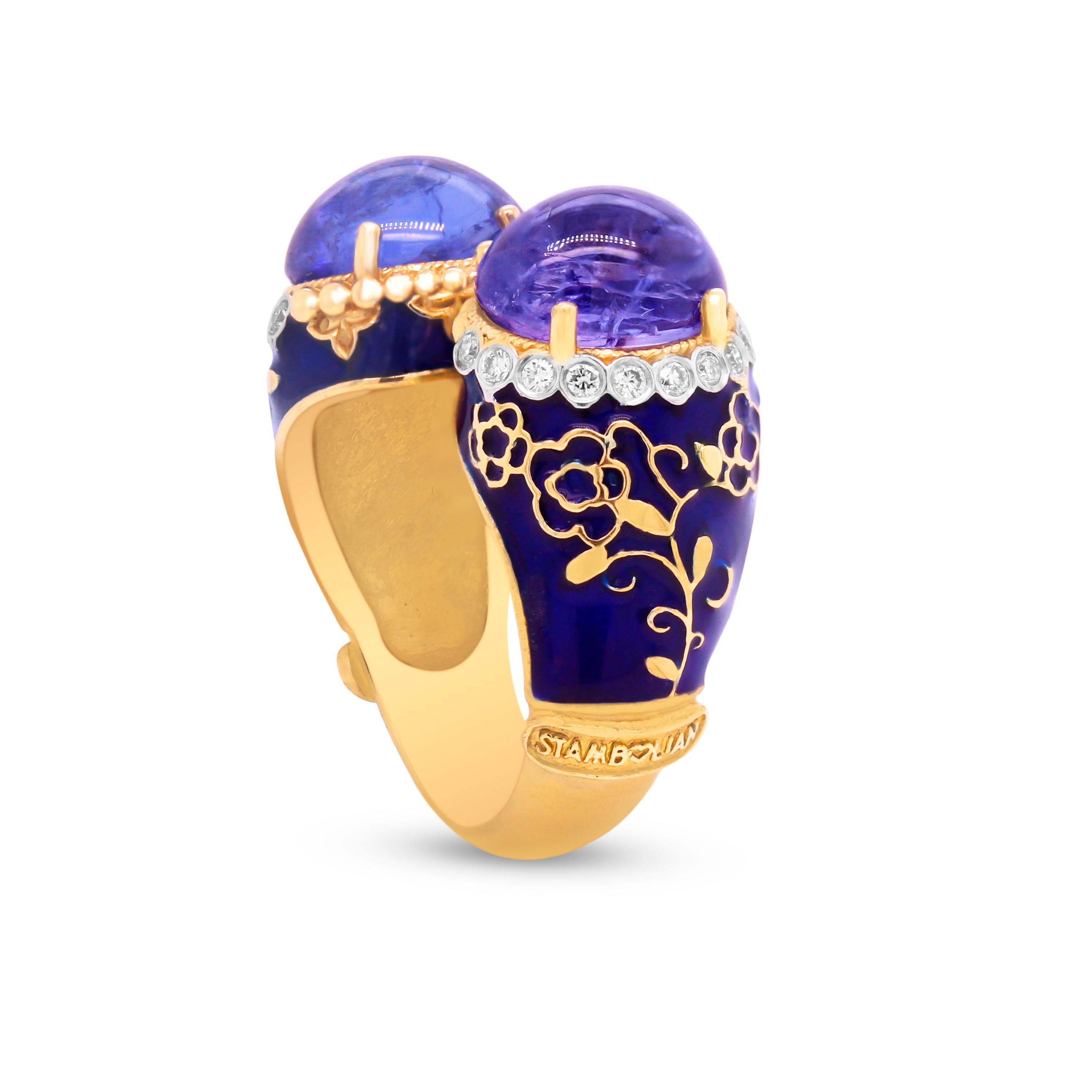 Stambolian: 18 Karat Gold und Diamanten Kobaltblauer Emaille-Ring mit zwei Cabochon- Tanzaniten und Diamanten

Dieser hochmoderne Ring stammt aus der Stambolian 