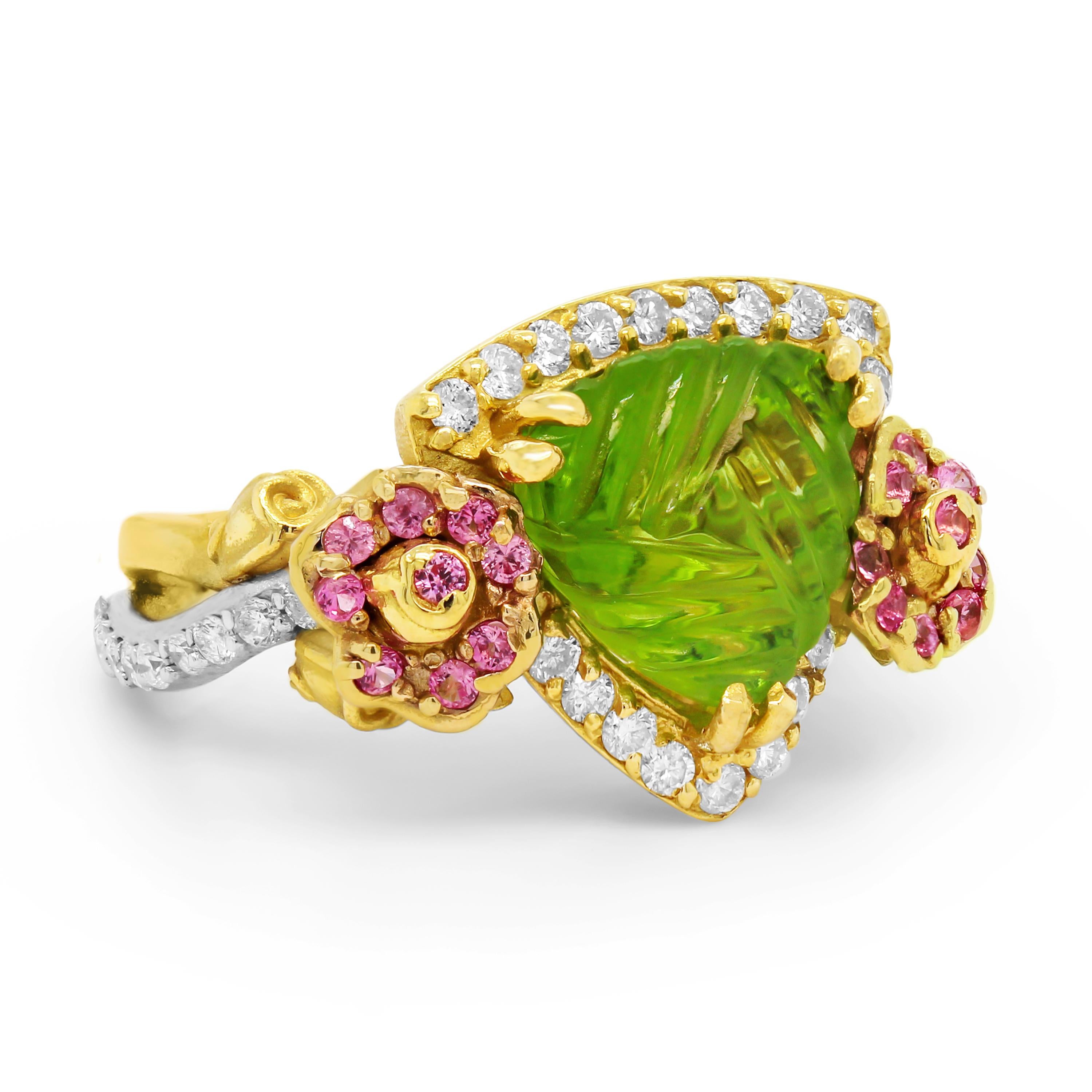 Stambolian 18K Two Tone Gold Floral Ring mit Trillion-Cut, geschnitzt Peridot Zentrum mit rosa Saphiren und Diamanten

Dieses Meisterwerk von Stambolian zeichnet sich durch zwei Rosen auf jeder Seite des Ringbandes und einen speziell geschnitzten,