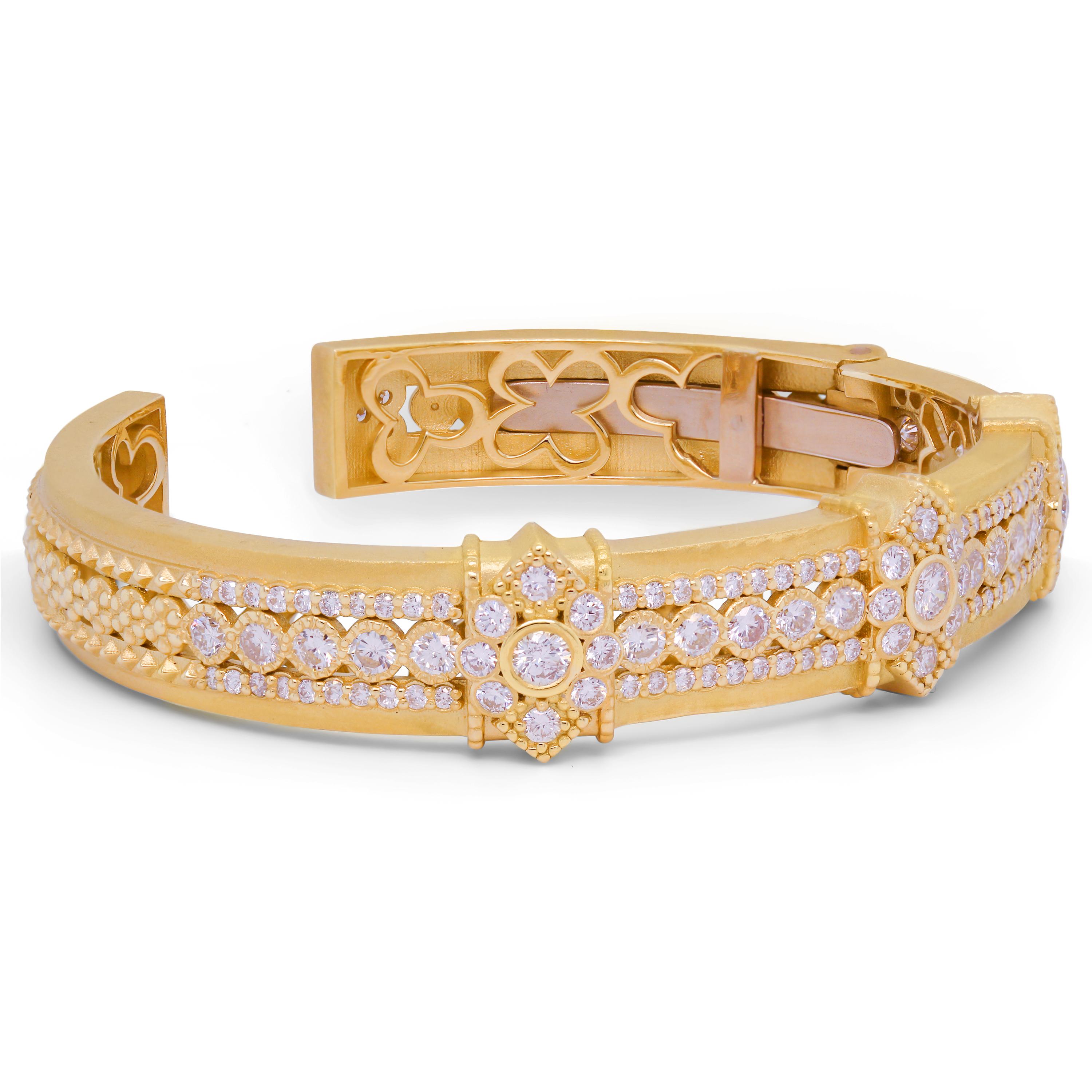 Stambolian Bracelet jonc en or jaune 18 carats et diamants

Ce bracelet de pointe, fabriqué à la main, met en valeur le savoir-faire et le design tout au long de la pièce. Des diamants sont sertis sur presque tous les éléments de ce bracelet.