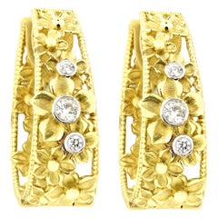 Stambolian - Boucles d'oreilles en or jaune 18 carats et diamants avec fleurs à l'intérieur et à l'extérieur 