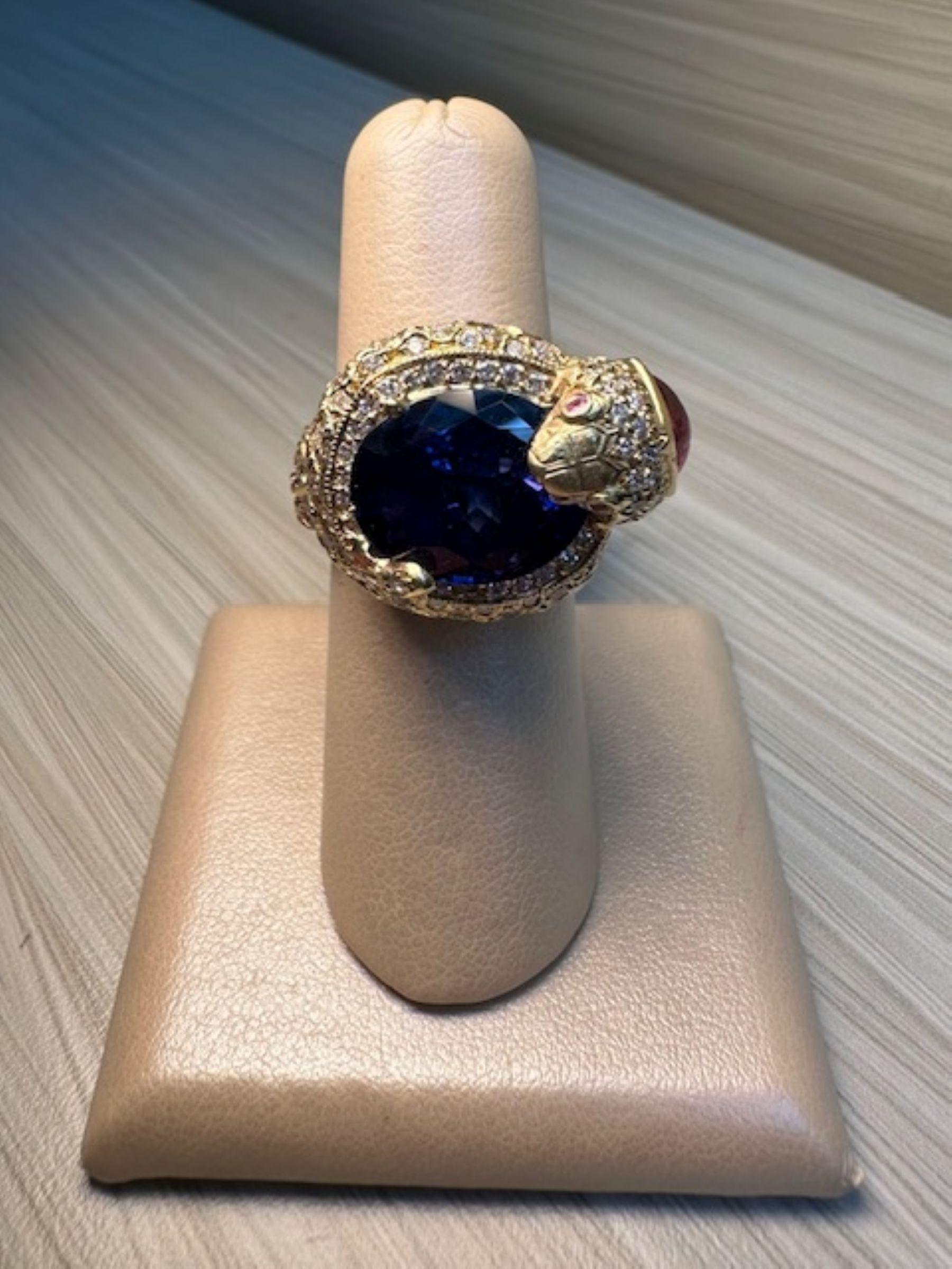 Diamanti. Attira l'attenzione con questo regale anello di tanzanite da 9,54 carati, che risplende di una ricca tonalità blu-viola che cattura l'essenza di una rara eleganza. Circondato da 2,52 carati di diamanti abbaglianti, il design irradia