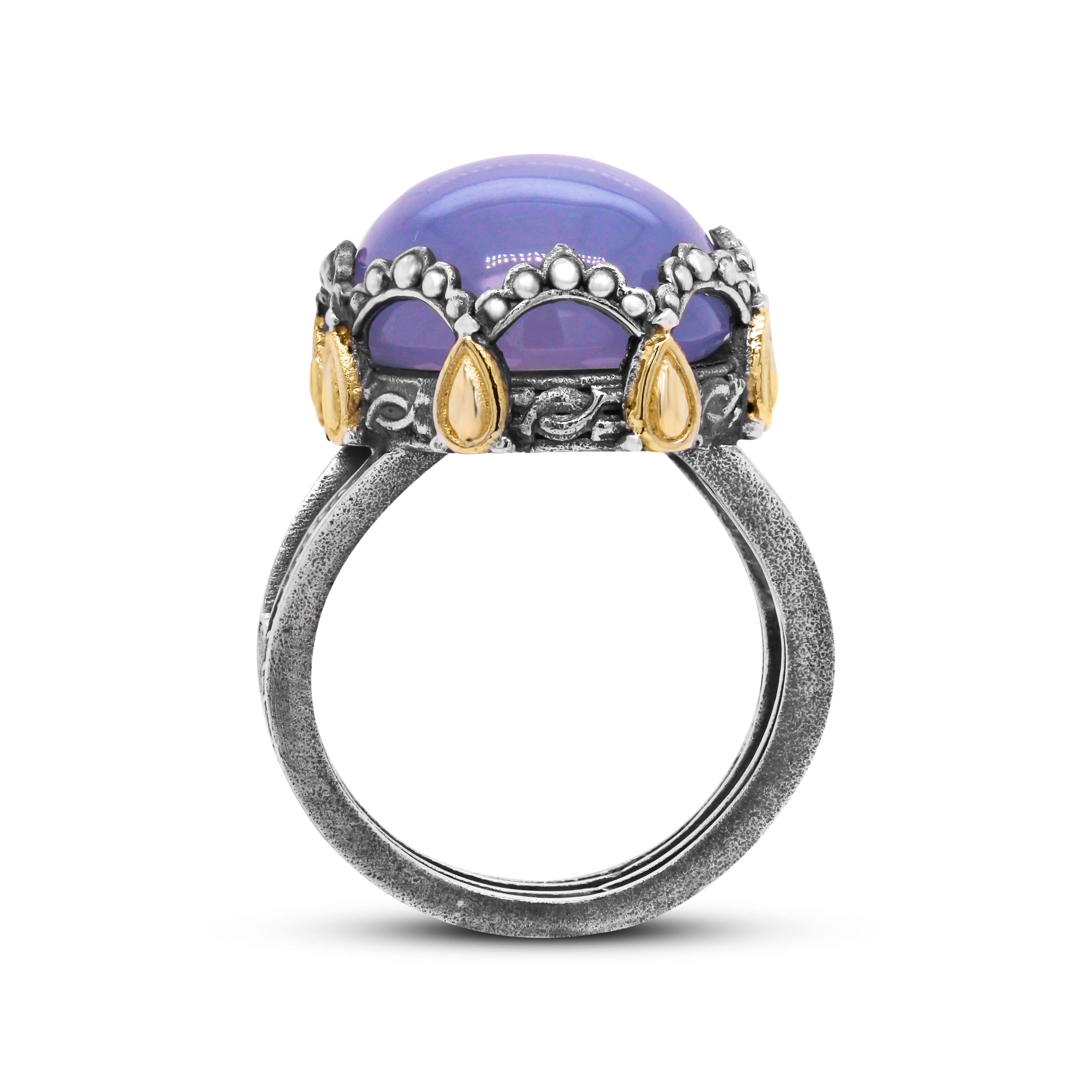 Stambolian Aged Silver 18K Gold Chalcedon Oval Kuppel Double Band Cocktail Ring

Dieser witzige und unglaubliche Ring von Stambolian zeichnet sich durch ein einzigartiges Design aus, das den Mittelstein umgibt

Oval, Chalcedon, ca. 18 Karat

0,90