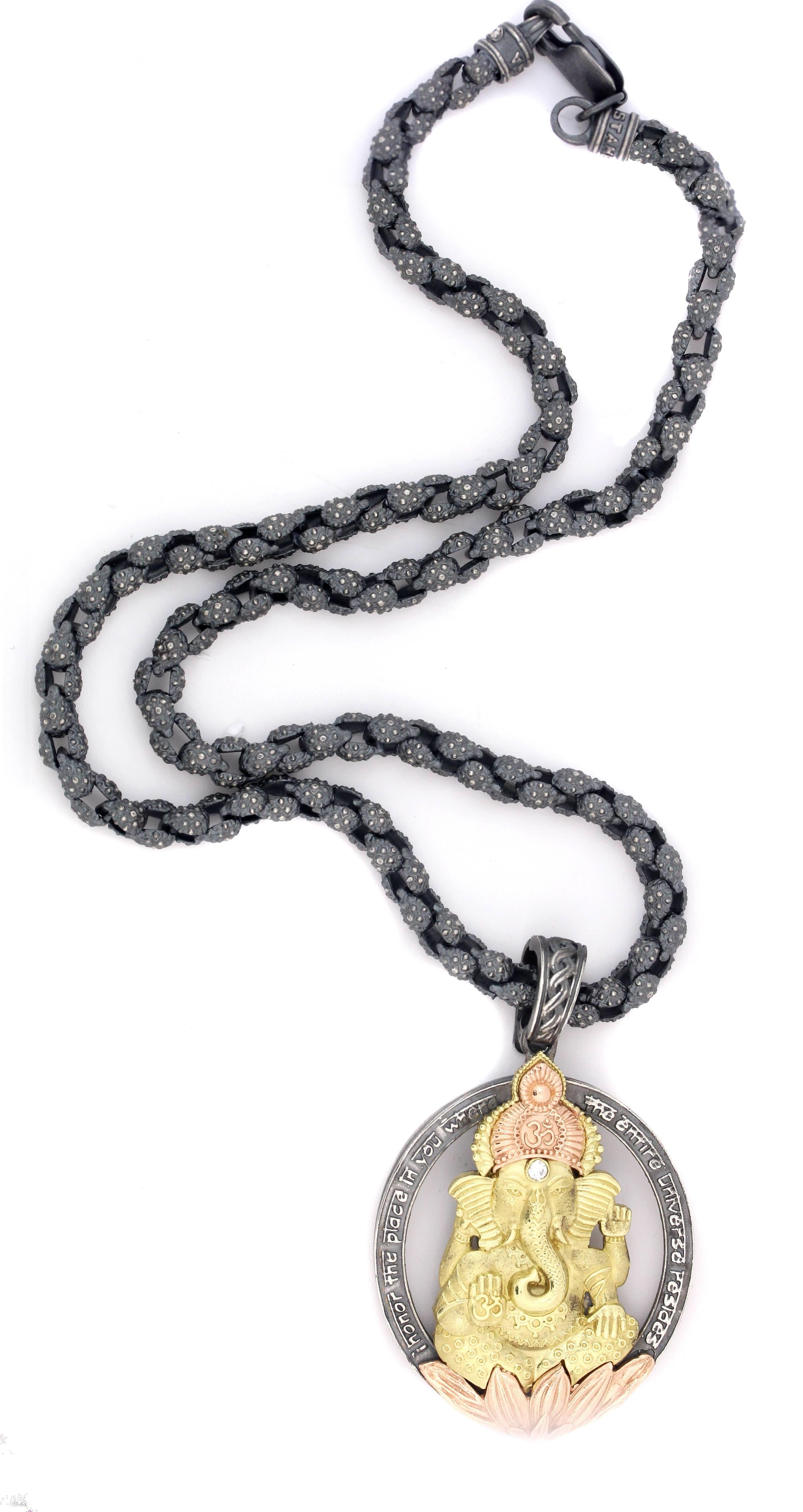 Stambolian Aged Sterling Silver 18K Gold Diamond Ganesh Pendant Necklace

Ganesh is done in solid 18K Yellow and Pink Gold with all intricate details shown. The head has one diamond, 0.05ct.

The silver frame reads: 