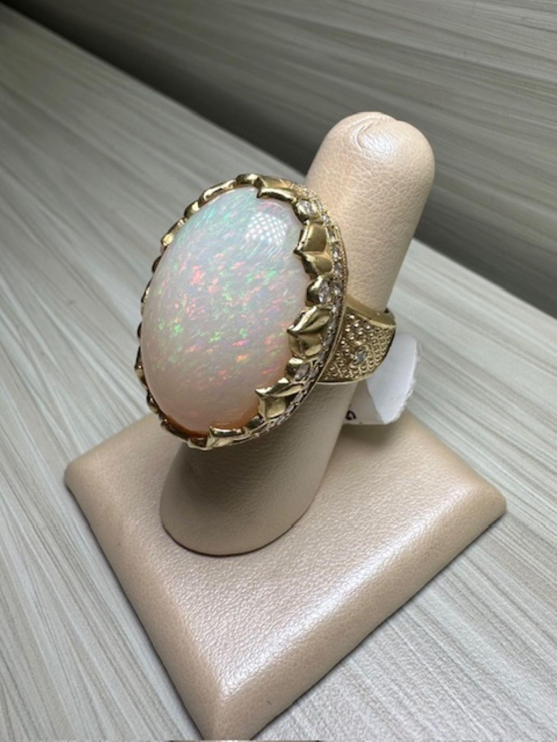 Chef-d'œuvre de la nature, cette opale époustouflante de 37,36 carats brille d'éclats de couleurs vibrantes, captant la lumière sous tous les angles. Rehaussée de 1,22 carats de diamants brillants et sertie dans un design magnifiquement travaillé,
