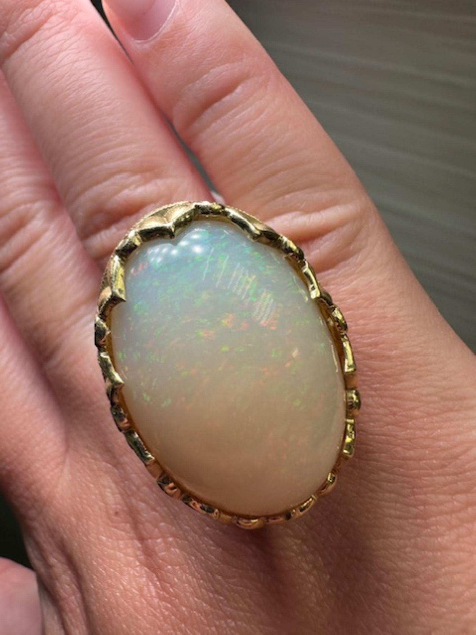 Taille ovale Stambolian Beauty Bague en or jaune 18k - 37.36ct Opale avec 1.22ct Diamants en vente