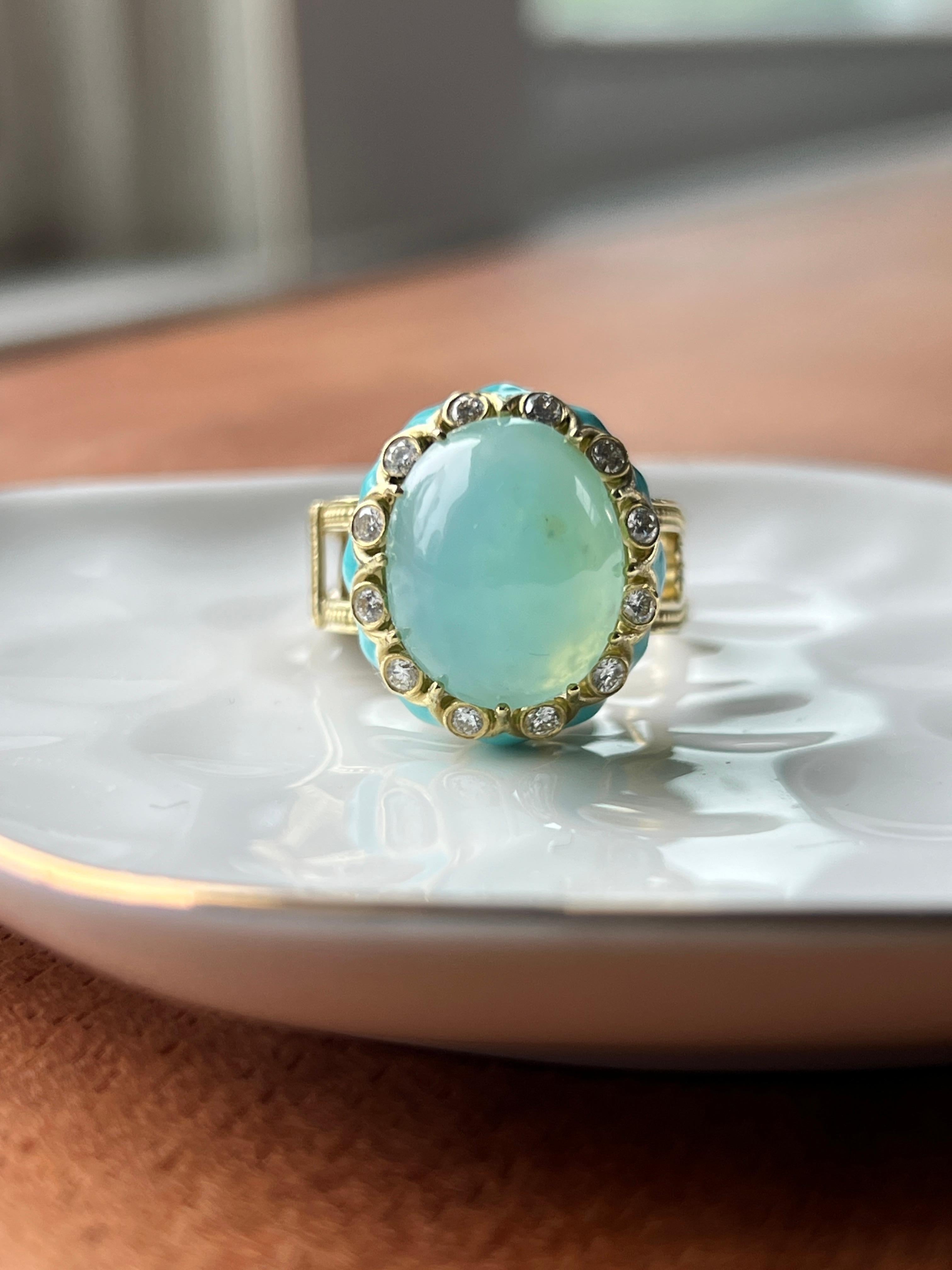 Una creazione audace e artistica di Stambolian, questo anello sostanzioso è realizzato in ricco oro giallo 18 carati e mette in mostra un'affascinante fluorite cabochon ovale di 15,37 x 12,64 mm. Il morbido bagliore della fluorite è completato da