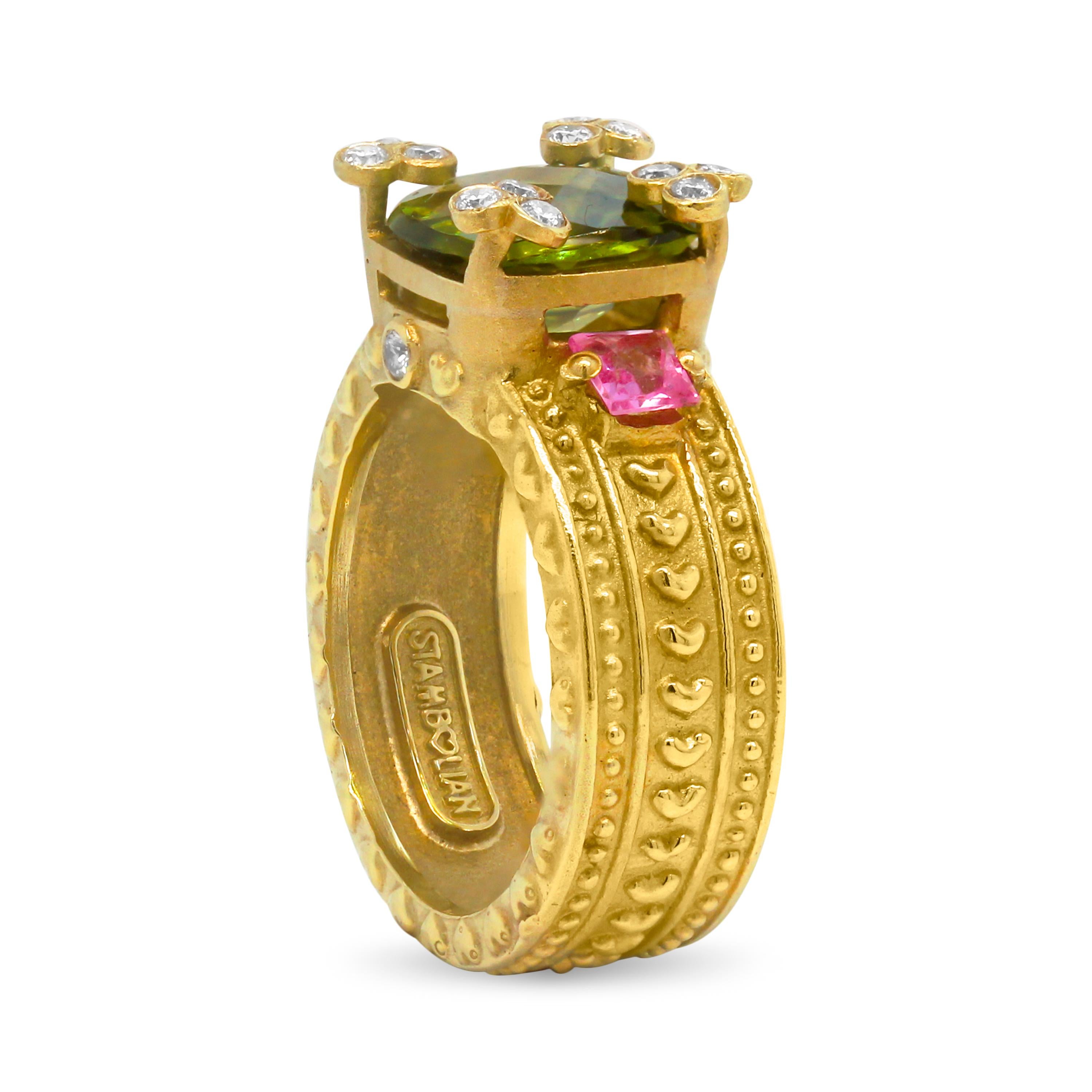 Taille coussin Stambolian Bague cœurs à trois pierres en or jaune avec péridots, saphirs roses et diamants en vente