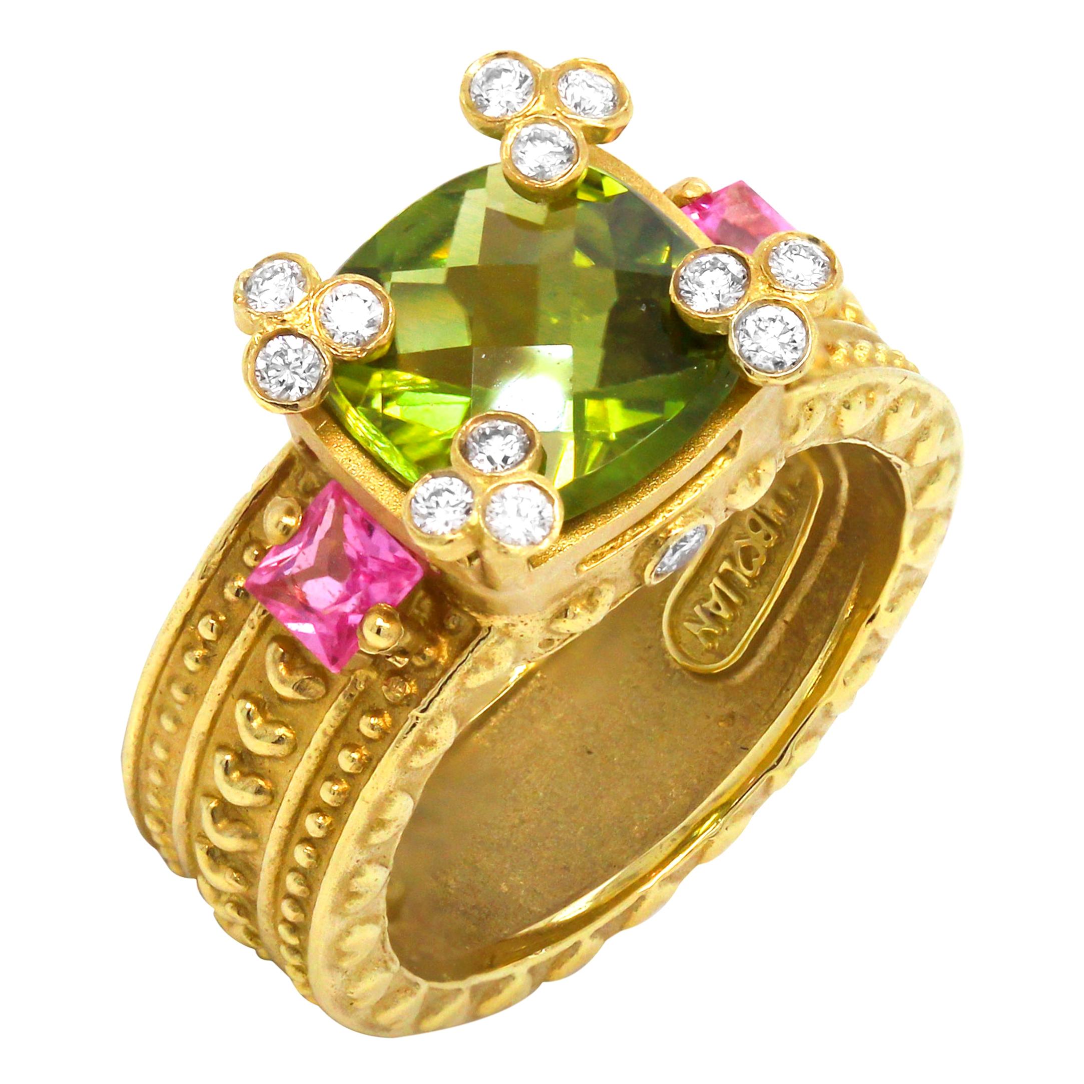 Dreisteiniger Ring mitmbolischem Peridot, rosa Saphir, Diamanten, Gelbgold-Herzen