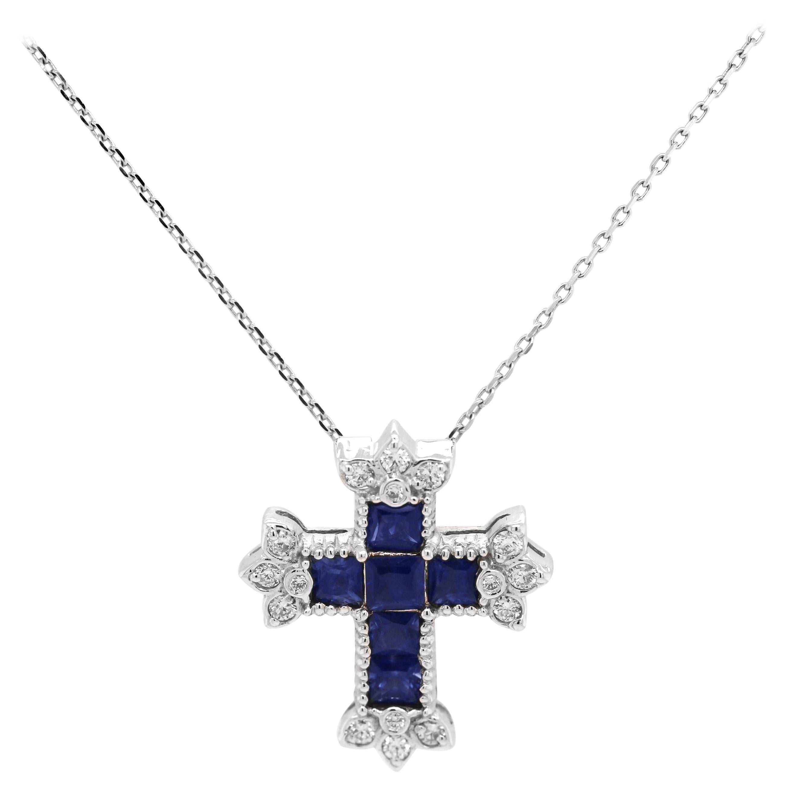 Stambolian Pendentif croix en or blanc 18 carats avec saphirs bleus taille princesse et diamants en vente