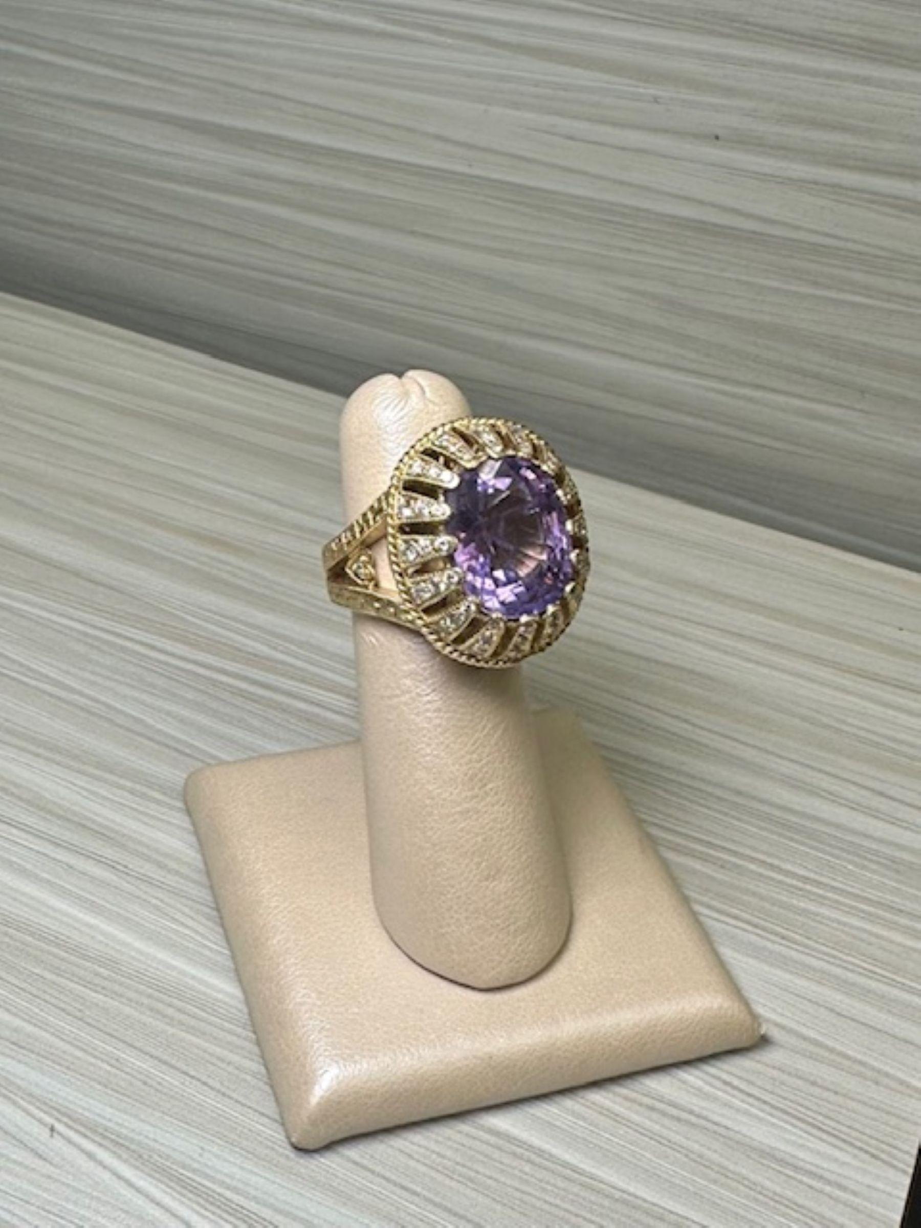 Audace, vibrante e indimenticabile, questo anello con tormalina viola da 11,80 carati in oro giallo 18 carati è una vera e propria celebrazione del colore e della maestria artigianale. Questo pezzo unico, incastonato in un design ben dettagliato e