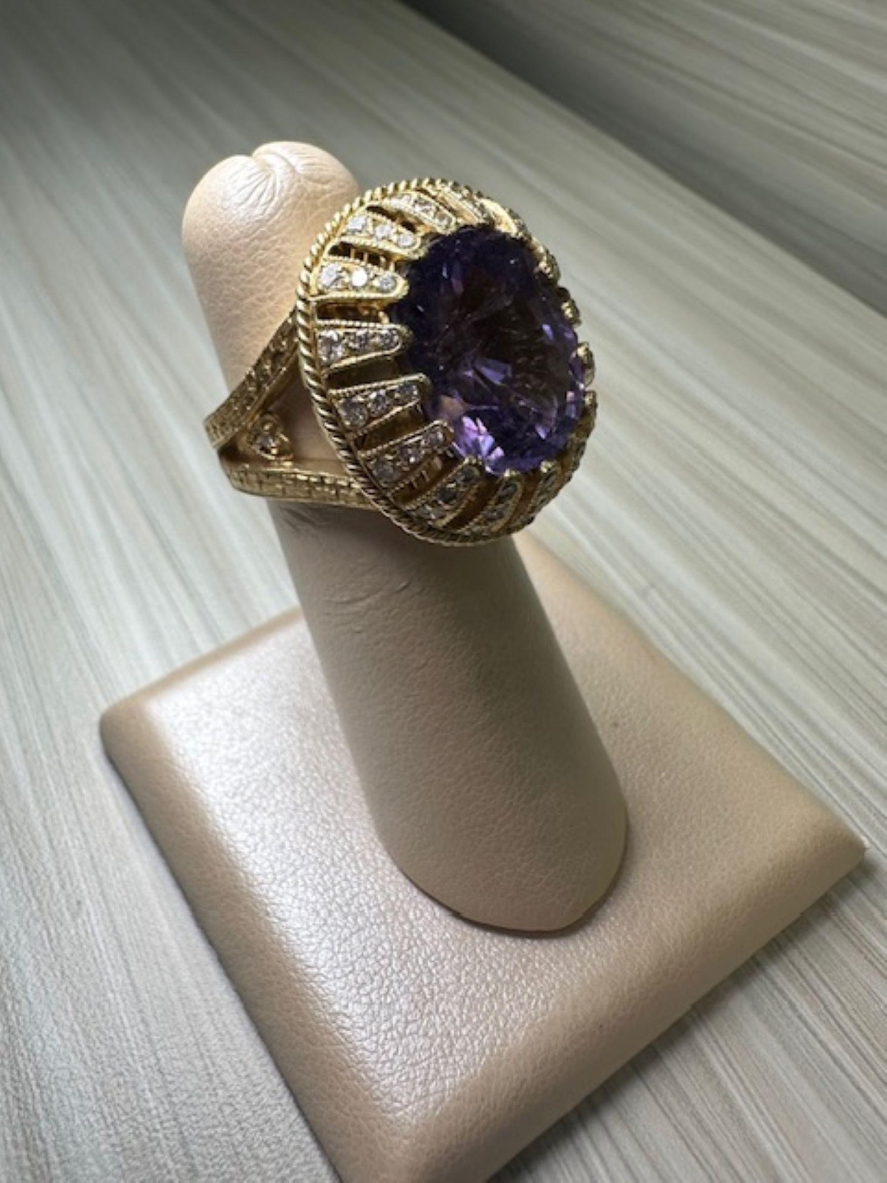 Taglio rotondo Stambolian Rare Elegance - Anello con tormalina viola da 11,80 carati e diamanti da 1,02 carati in vendita