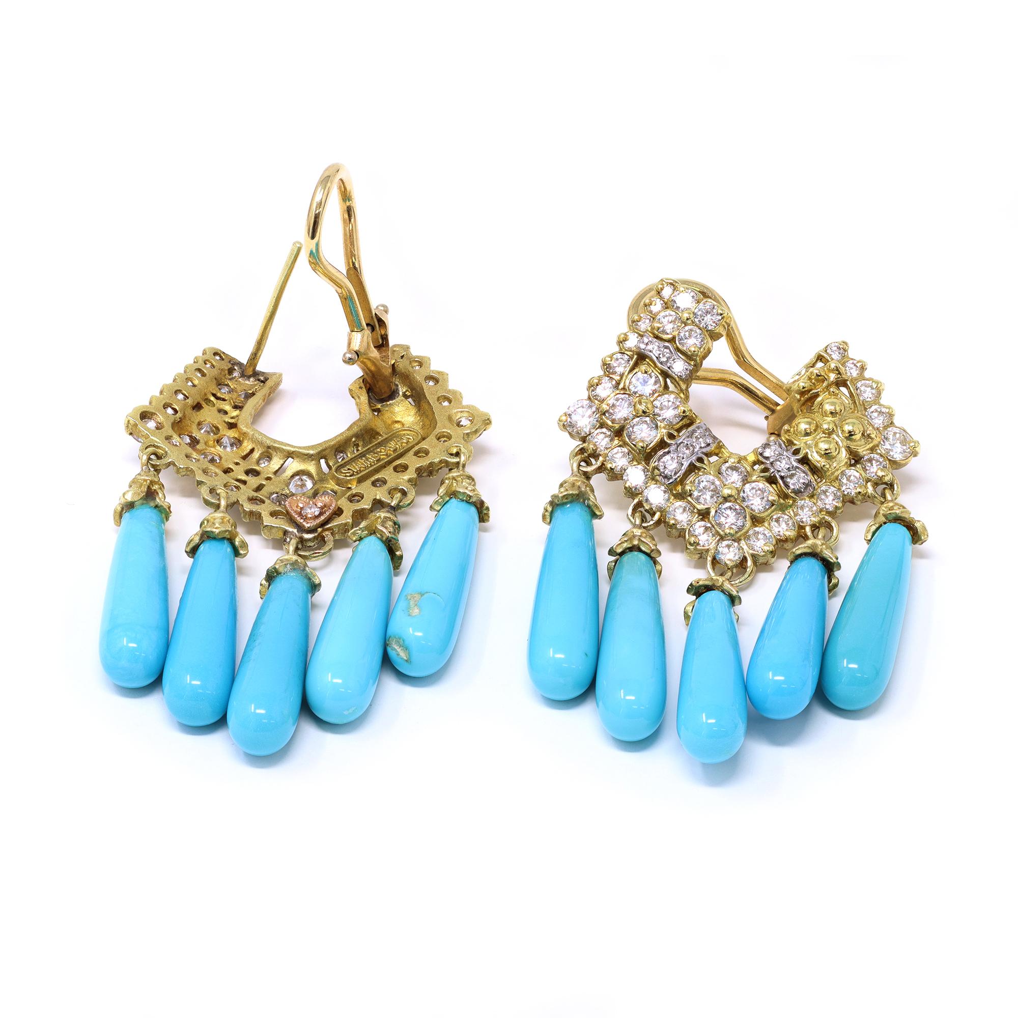 Paire de clips d'oreilles en turquoise et diamants signés Stambolian. Les boucles d'oreilles chandelier sont exécutées avec talent en or jaune 18 carats, de fabrication américaine. Les boucles d'oreilles contiennent 1,60 carats d'excellents diamants