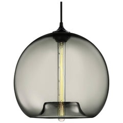 Lampe à suspension moderne en verre soufflé à la main gris Stamen, fabriquée aux États-Unis